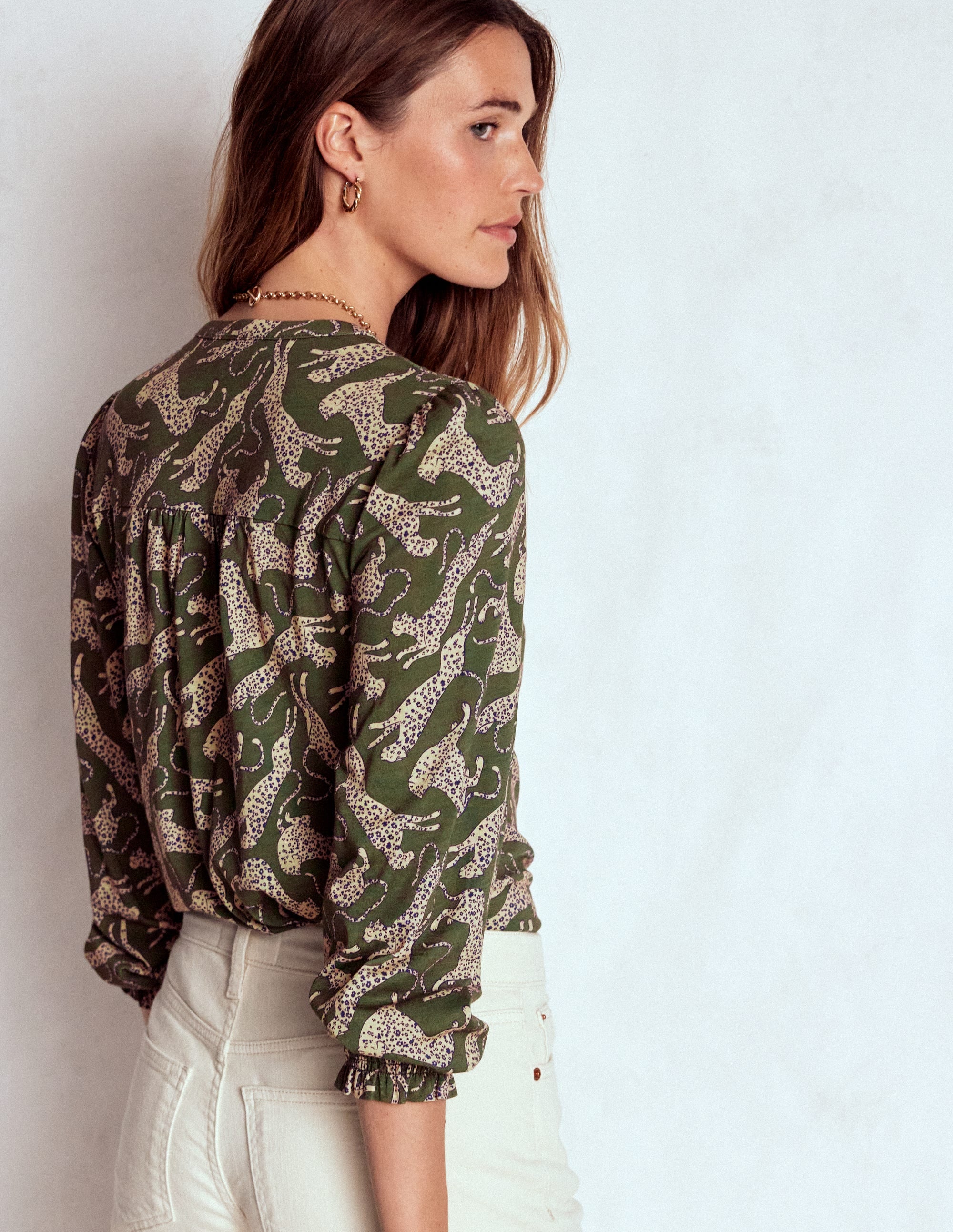 Elsa Jerseyhemd mit gesmokter Passe-Grün, Springender Leopard - Image 3