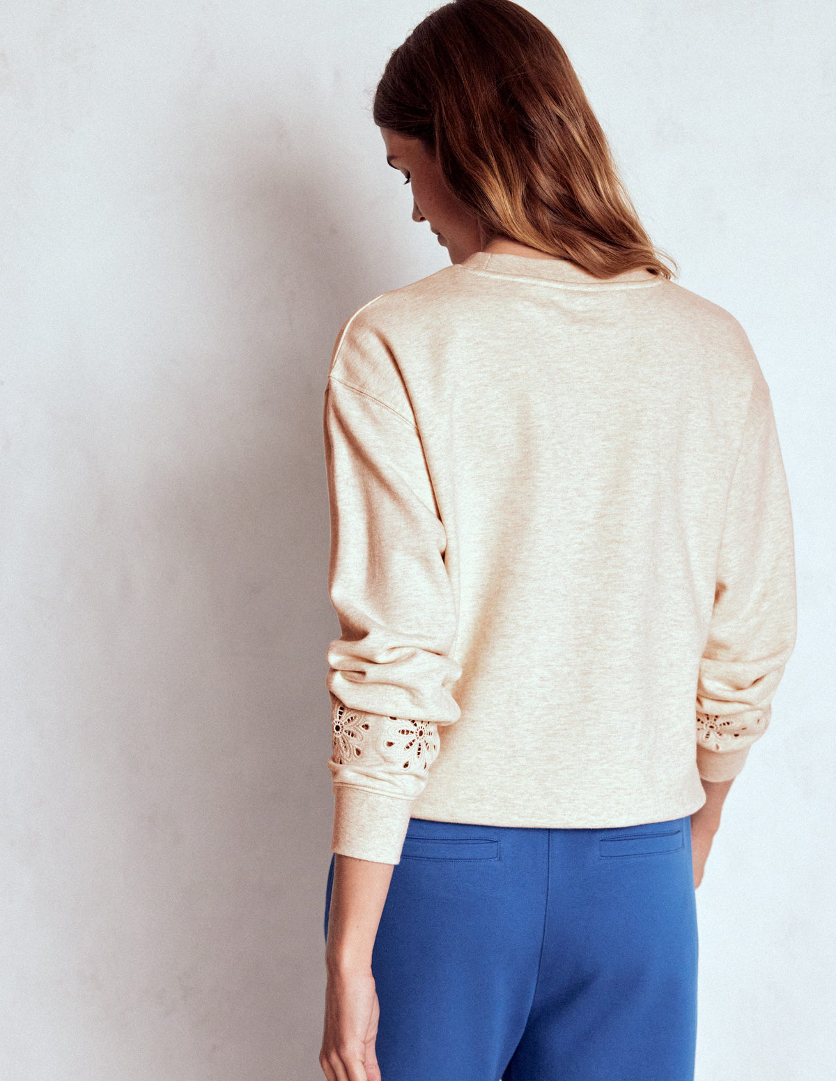 Emi Sweatshirt mit Cutwork-Design-Beige Meliert - Image 3