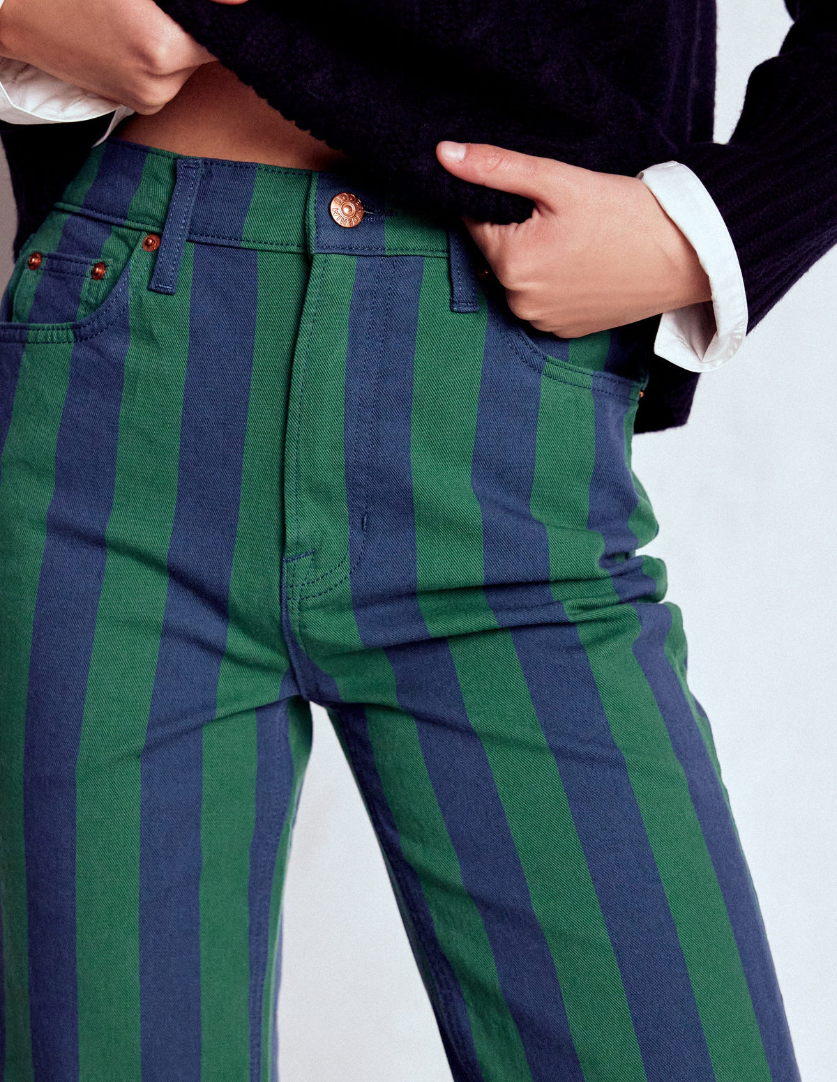 Gestreifte Jeans mit hohem Bund-Grün und Marineblau Streifen - Image 2