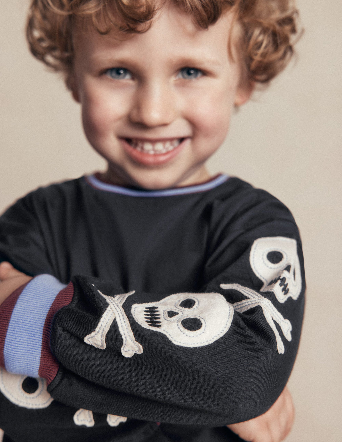 Lockeres Langarmshirt mit Applikationen-Schattengrau Totenköpfe - Image 2