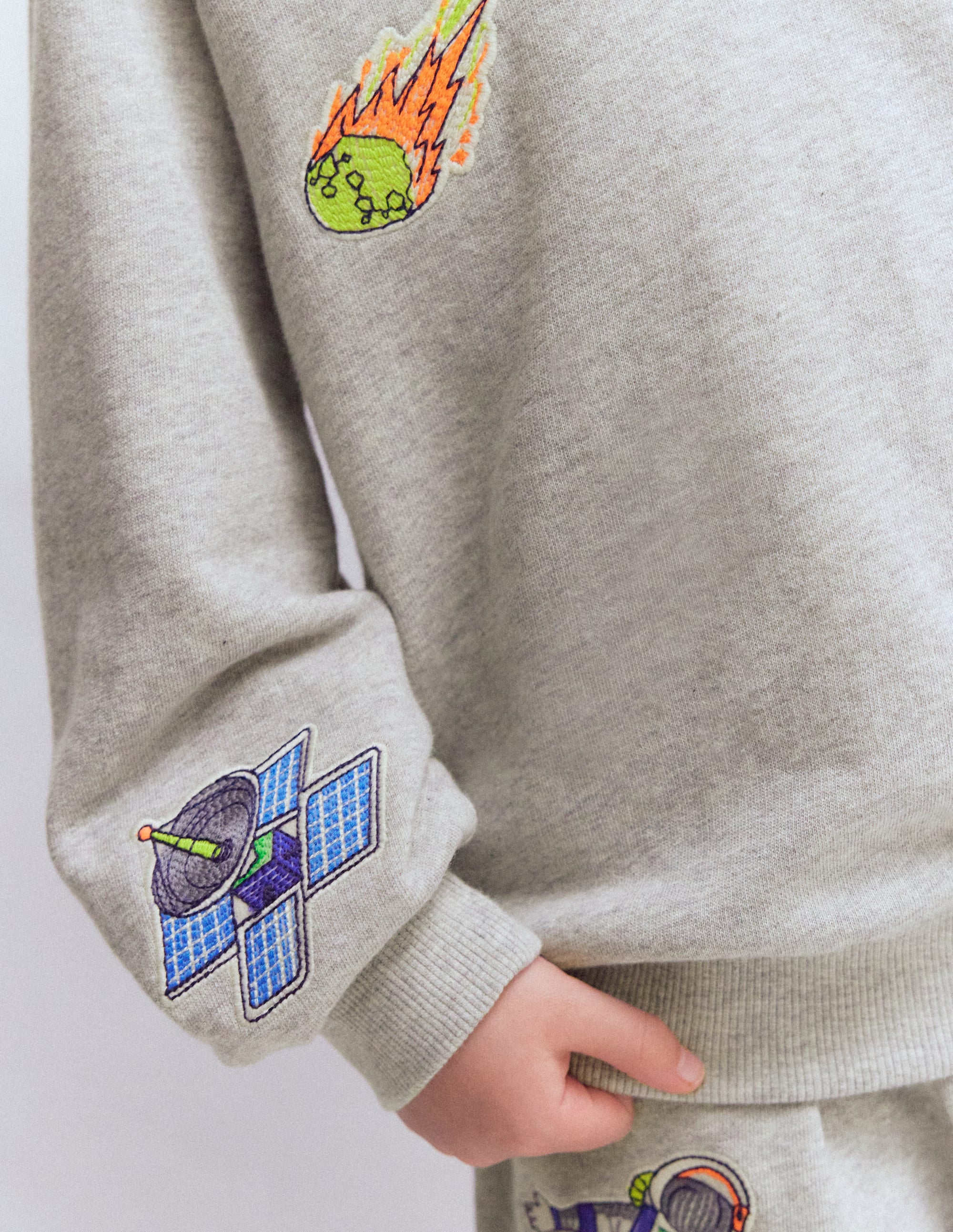 Sweatshirt mit Aufnäher-Grau Meliert, Weltall - Image 2