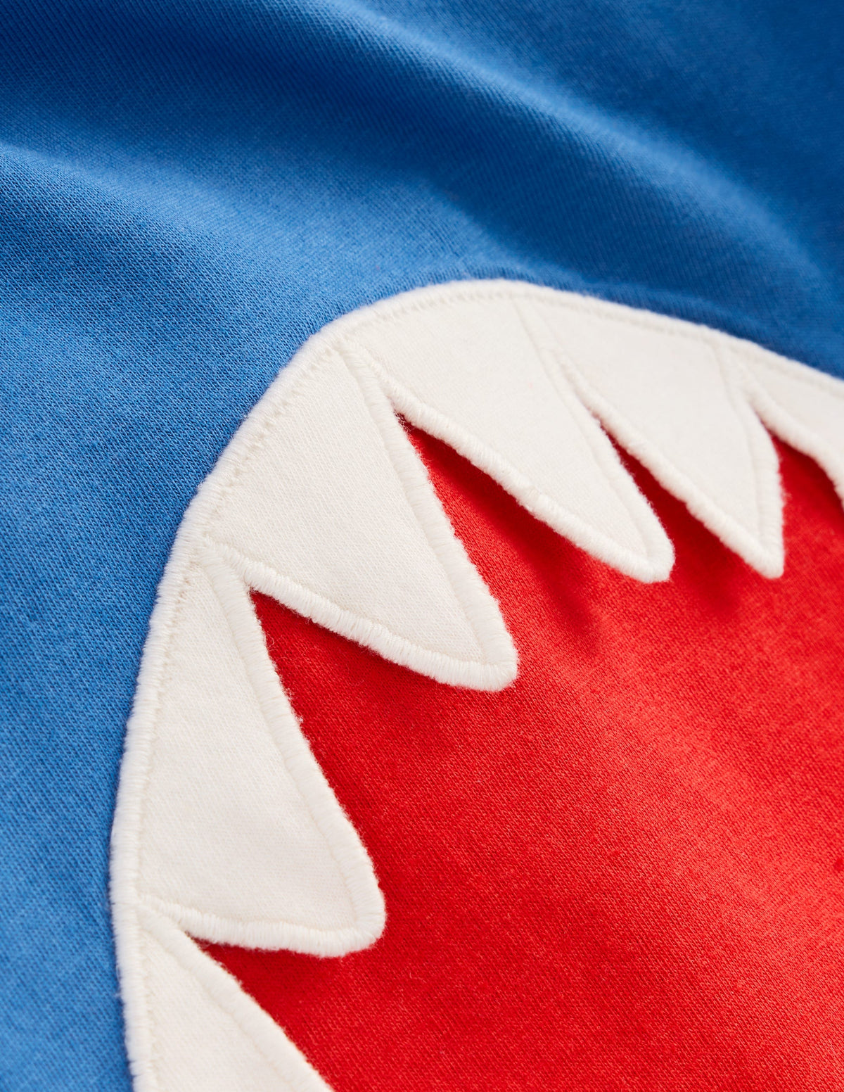 Kurzärmliges T-Shirt mit origineller Applikation-Blauhäher Hai-3
