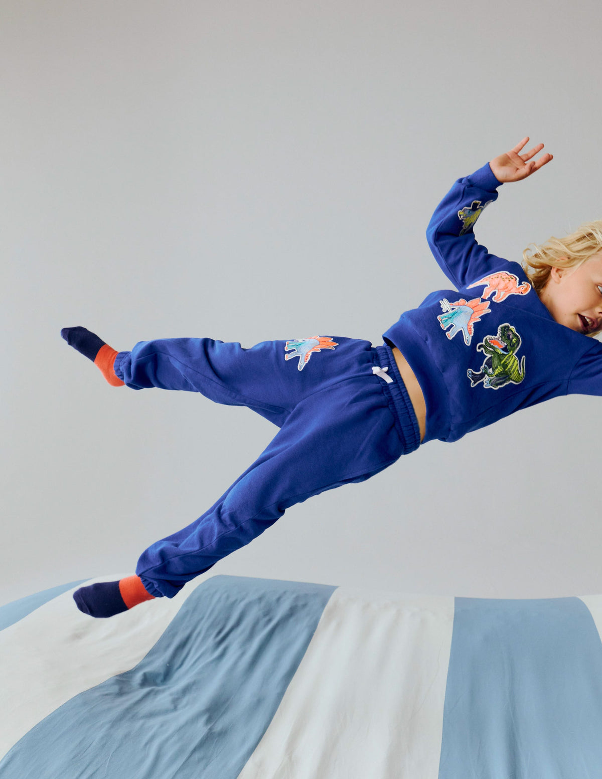 Jogginghose mit Aufnäher-Blau Dino - Image 4