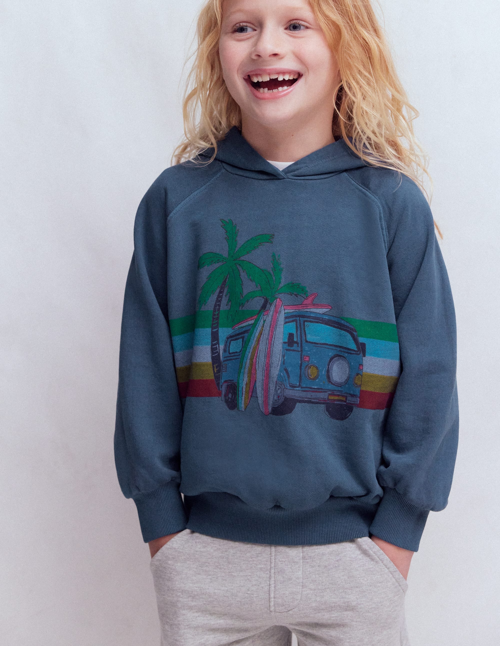 Stückgefärbter Grafik-Kapuzenpullover-Urlaubsmotiv mit Auto - Image 1