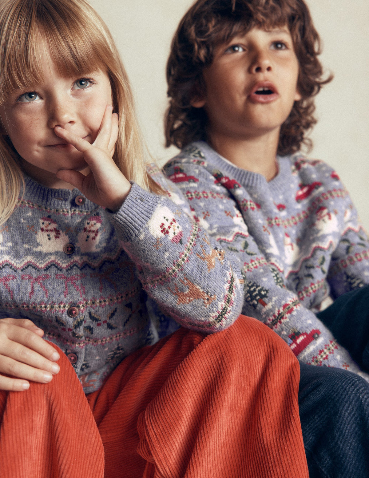 Fair-Isle-Pullover-Gletscherblau Weihnachtsautos-4