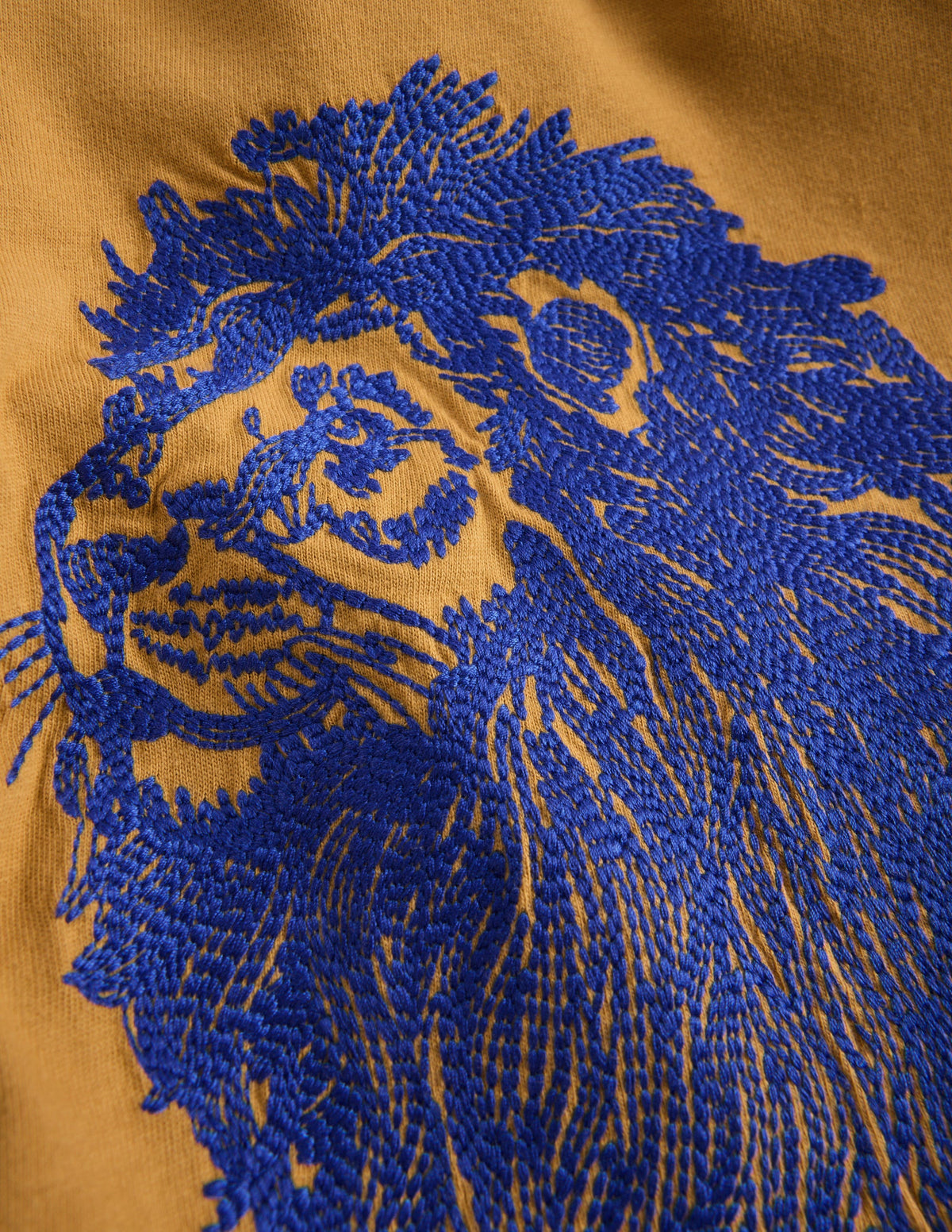 Langarmshirt mit neonfarbenem Superstitch-Design-Goldenes Weizengelb Löwe - Image 3