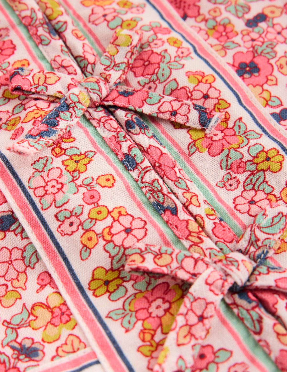 Gewebtes Kleid mit Schleife vorn-Sanftes Naturweiß Blumenbeet - Image 3
