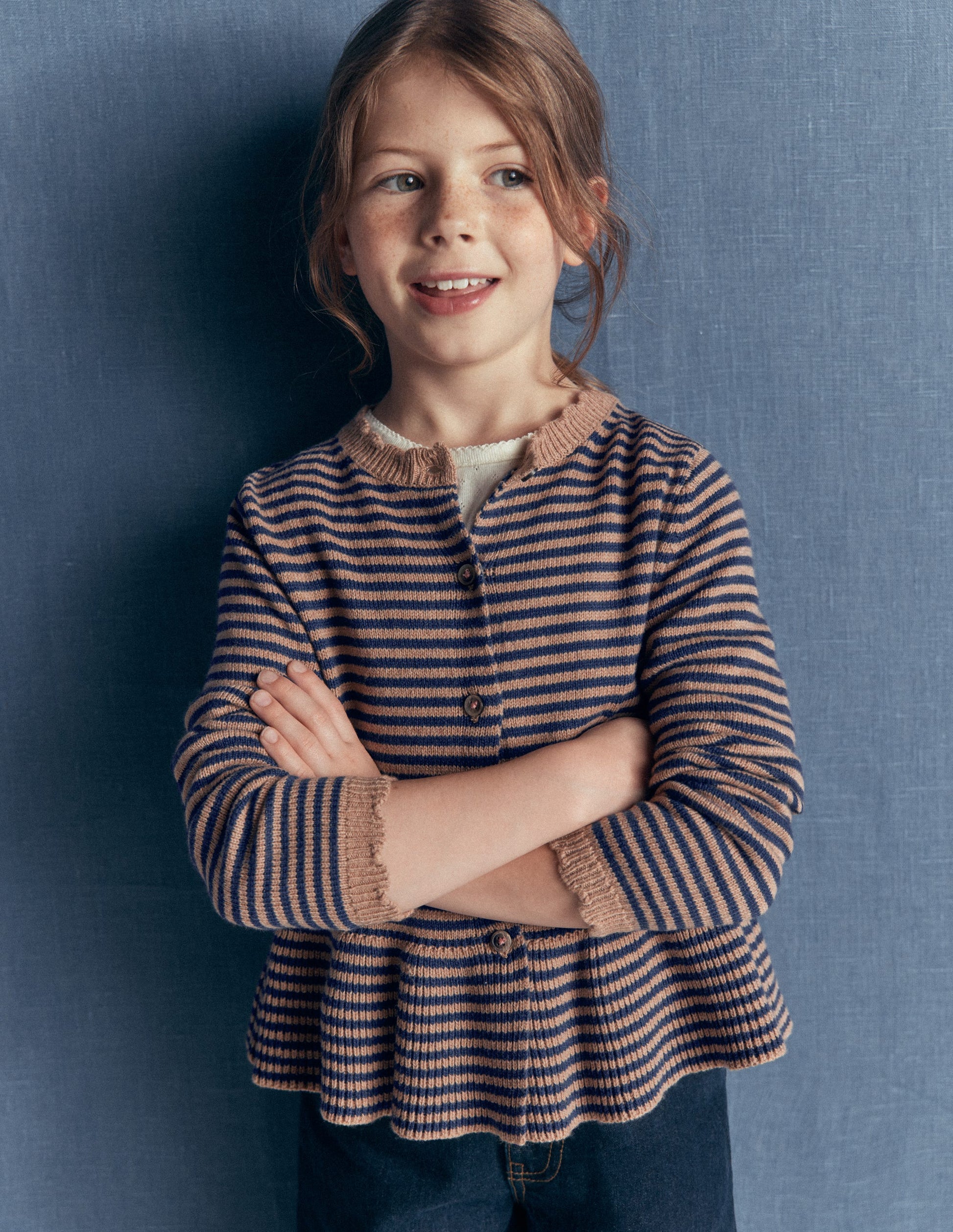 Hübsche Strickjacke mit Schößchen-Camel/Schuluniform-Marineblau Streifen-1