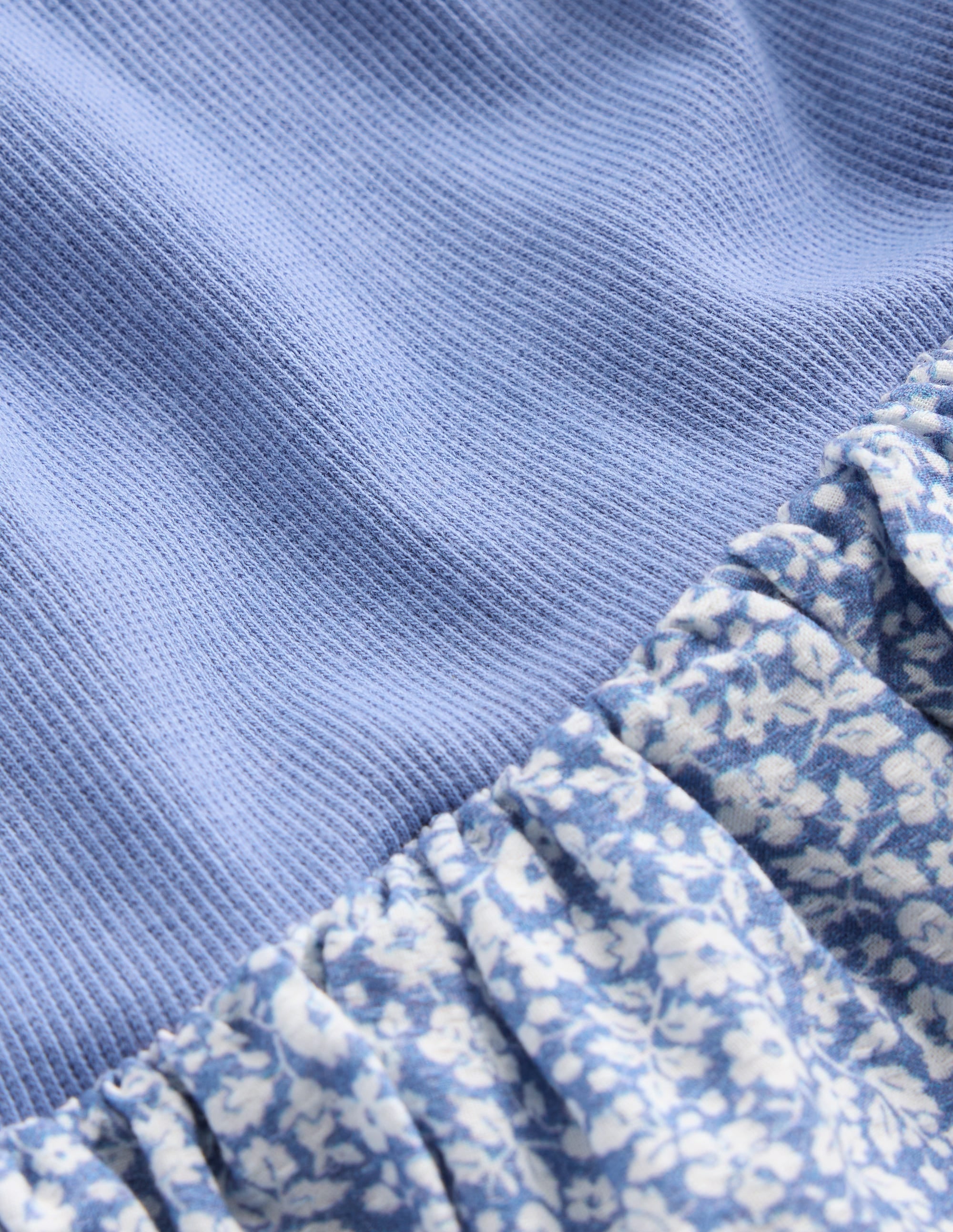 Rara Kurzärmliges Jerseykleid-Klares Blau Kleines Blumenmuster - Image 3