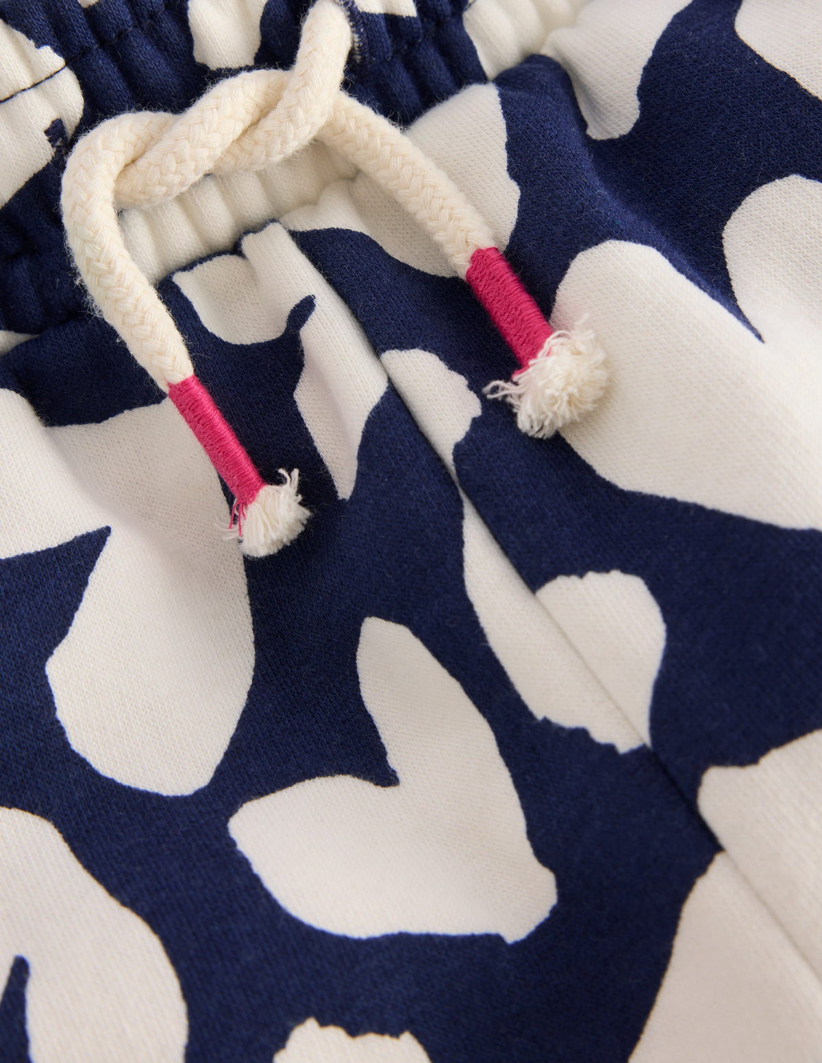 Bequeme Jogginghose mit Druck-Marineblau Herzen - Image 3