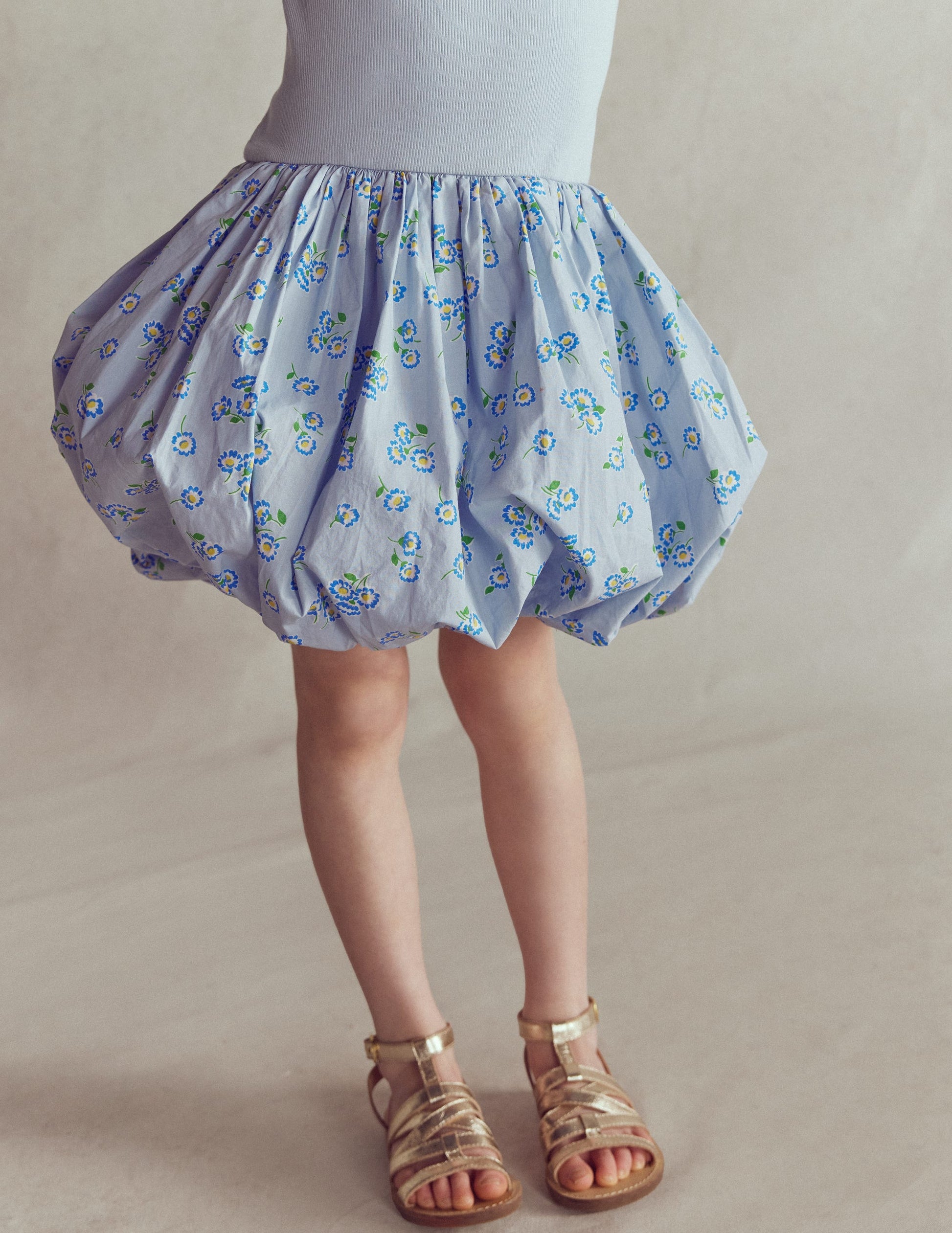 Rippstrick-Kleid mit Ballonsaum-Nebelblau Gänseblümchen-2