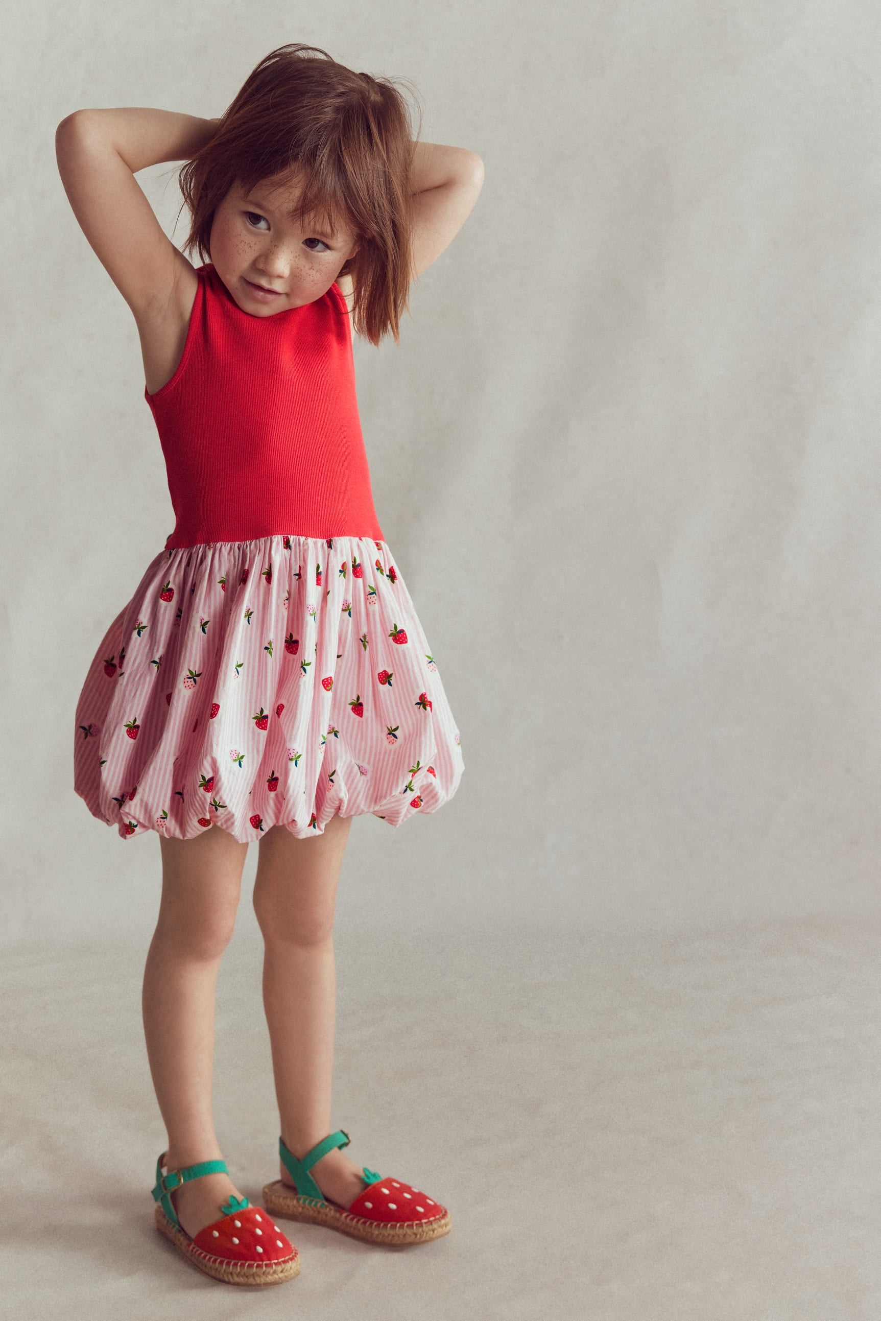 Rippstrick-Kleid mit Ballonsaum-Drillich Streifen Erdbeere-2