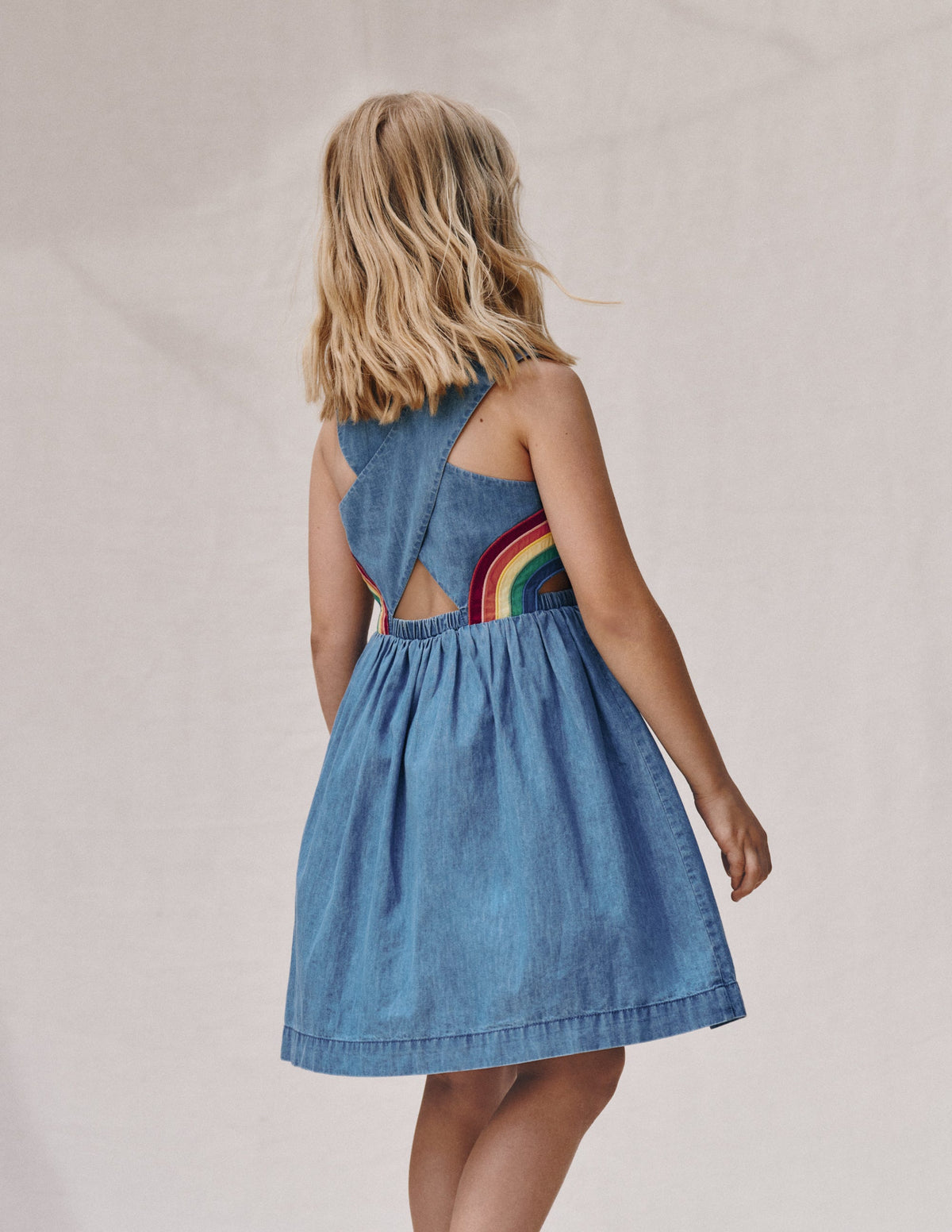 Kleid mit gekreuzten Trägern in Regenbogenfarben-Helle Waschung Regenbogen-4
