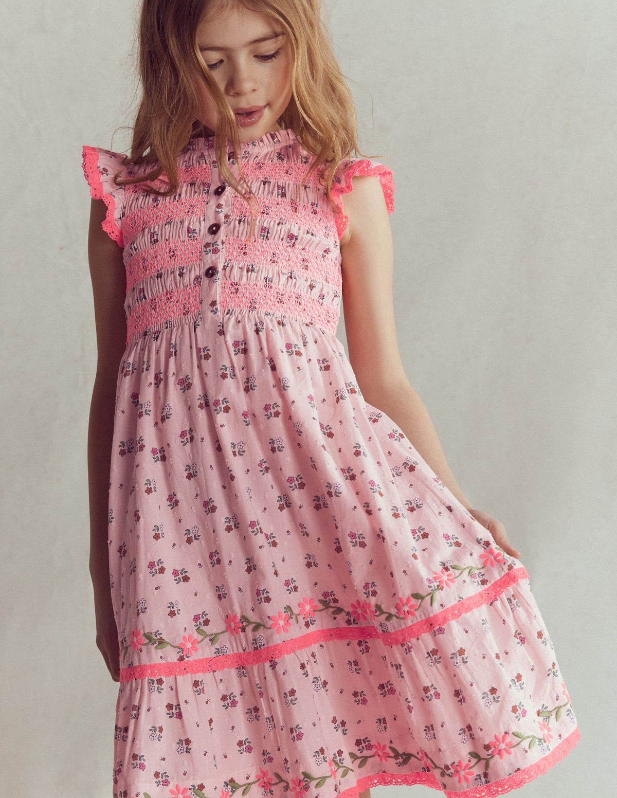 Midikleid mit gesmoktem Oberteil-Kreiderosa Gänseblümchenkette-3