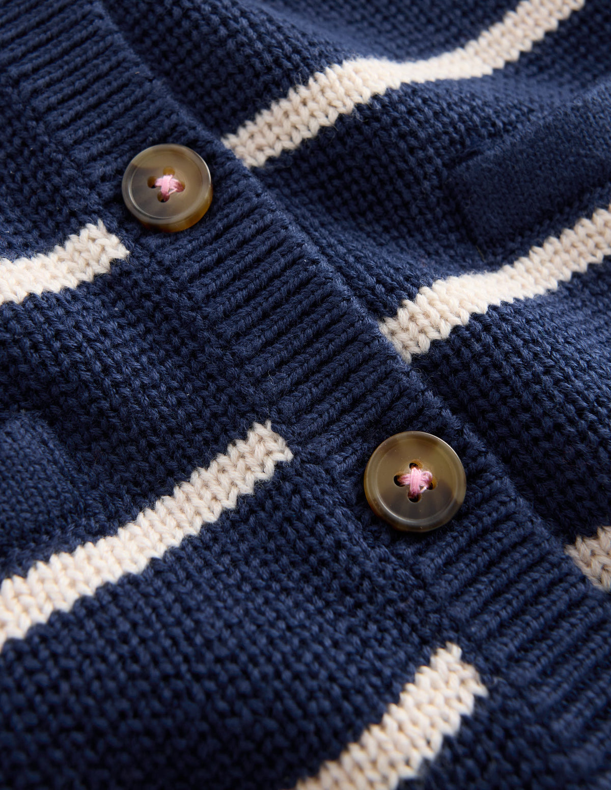 Strickjacke mit Rundhalsausschnitt-Schuluniform-Marineblau/Sanftes Naturweiß Streifen-5