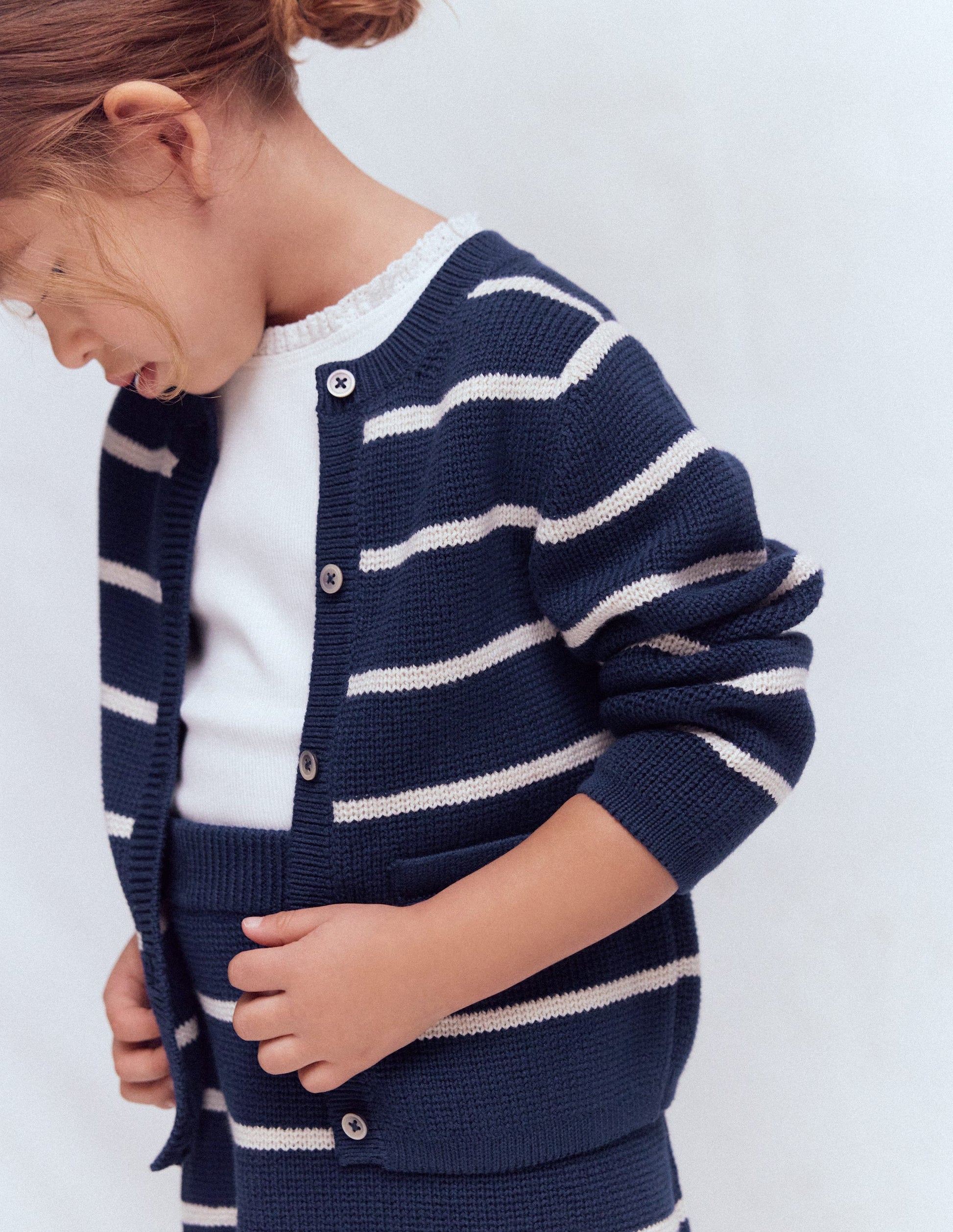 Strickjacke mit Rundhalsausschnitt-Schuluniform-Marineblau/Sanftes Naturweiß Streifen-1