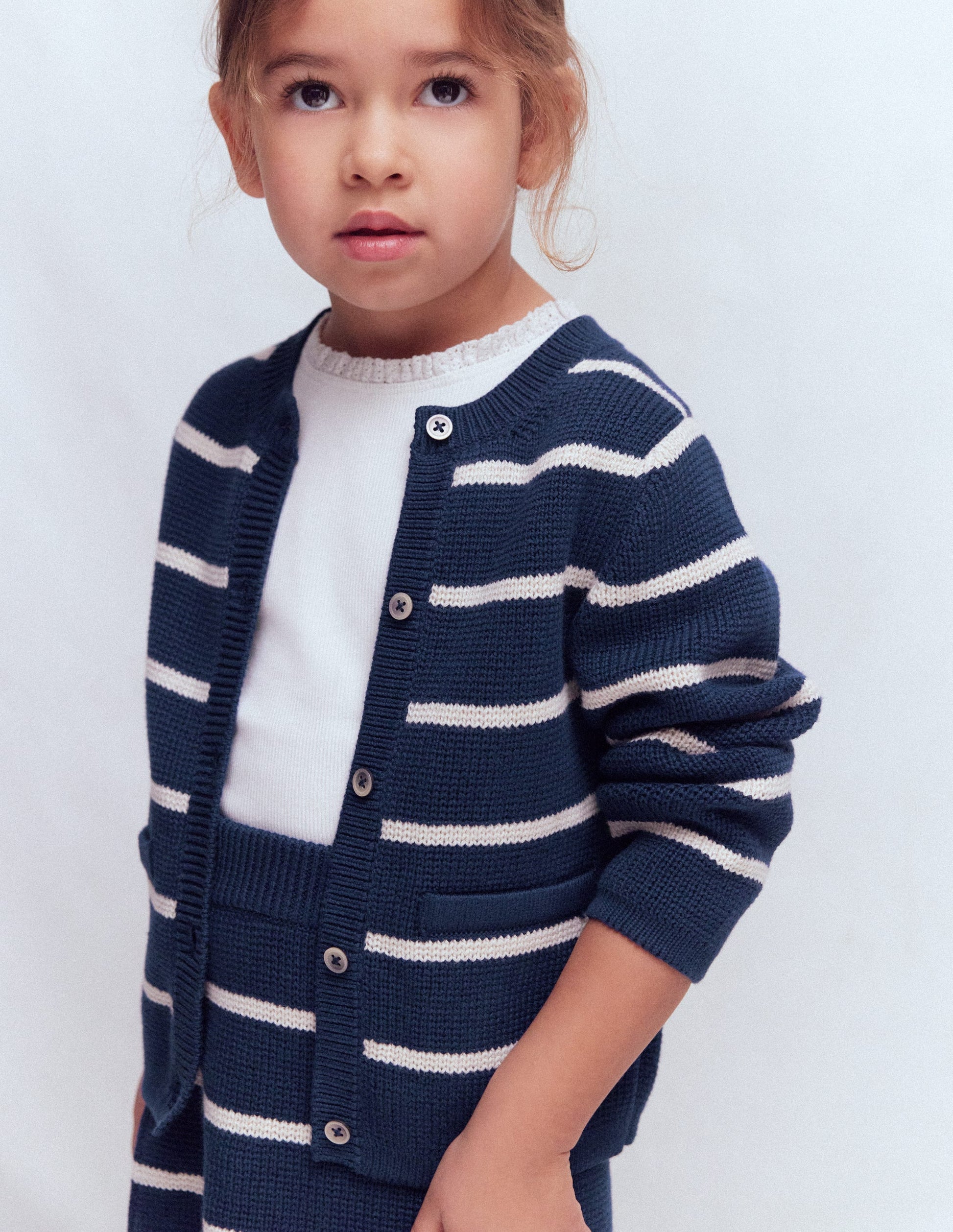 Strickjacke mit Rundhalsausschnitt-Schuluniform-Marineblau/Sanftes Naturweiß Streifen-2