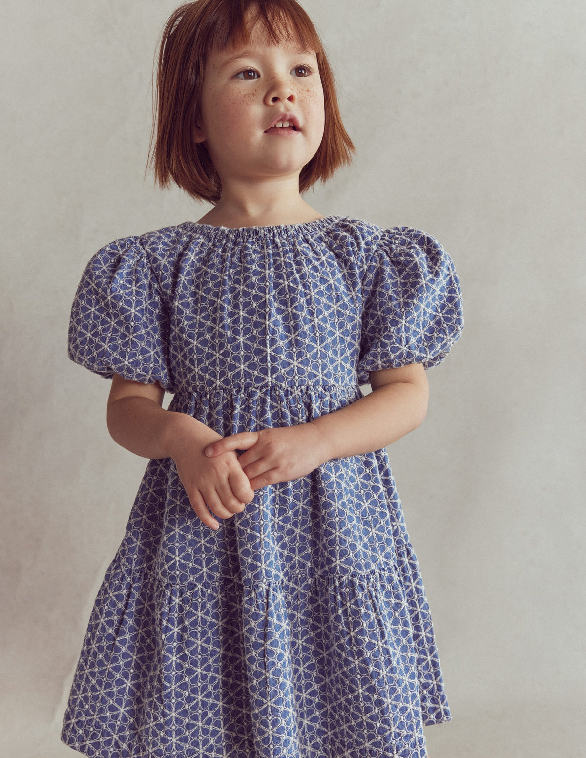 Kleid mit gekreuzten Rückenträgern und Puffärmeln-Chambray Lochstickerei - Image 1