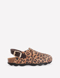 Clogs in Blockfarben-Mohair, Leopardenmuster