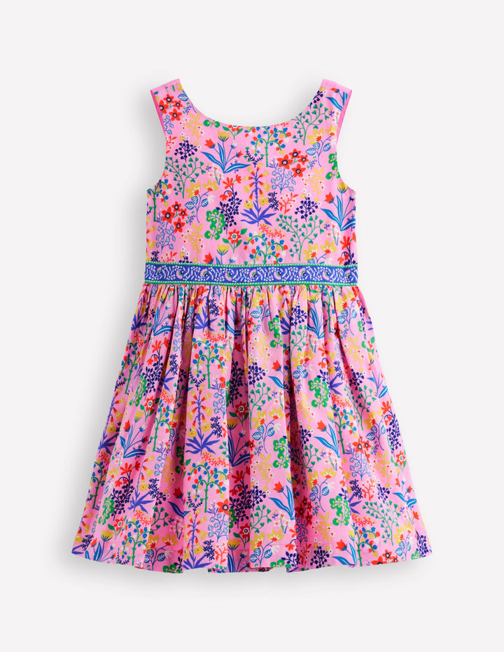 Ausgestelltes Trägerkleid mit bunten Trägern-Wiesenrosa Garten Blumenmuster