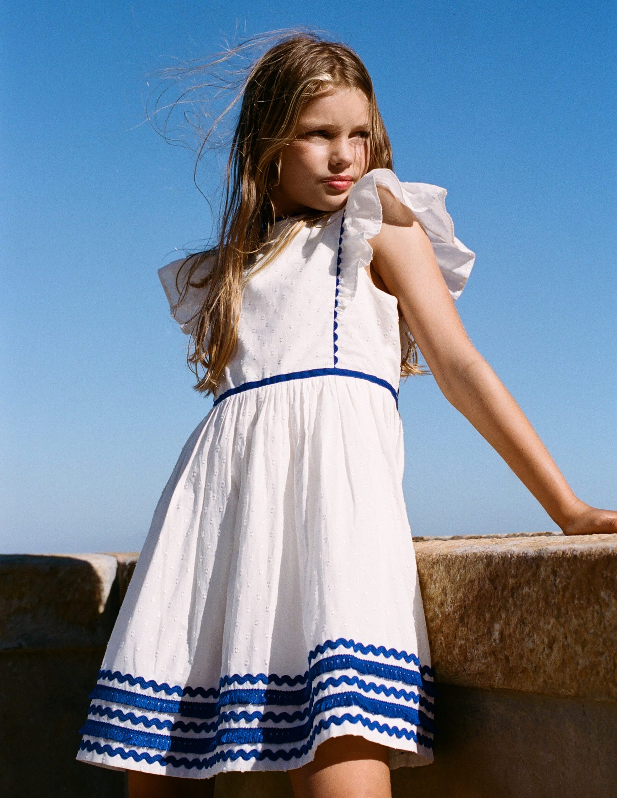Kleid mit Flatterärmeln und Zackenlitze-Sanftes Naturweiß/Leuchtendes Blau - Image 4