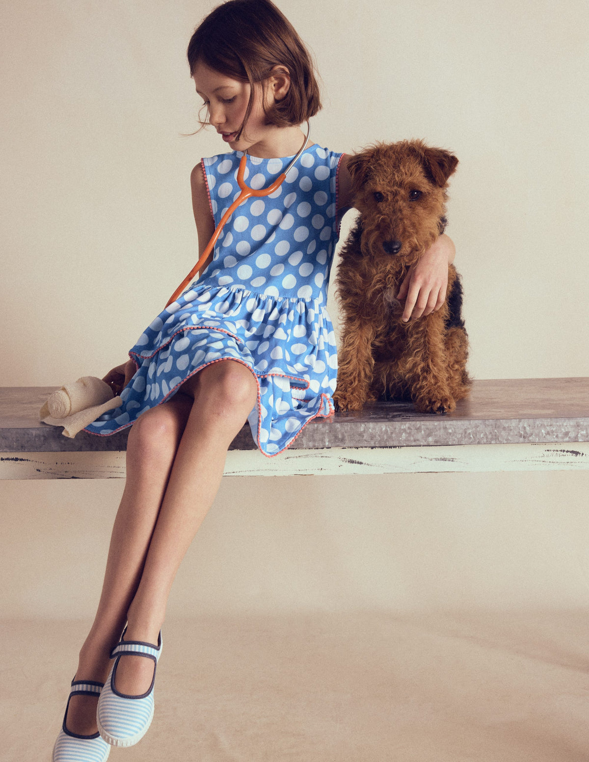 Gestuftes Jersey-Sommerkleid-Blau mit Tupfen - Image 4