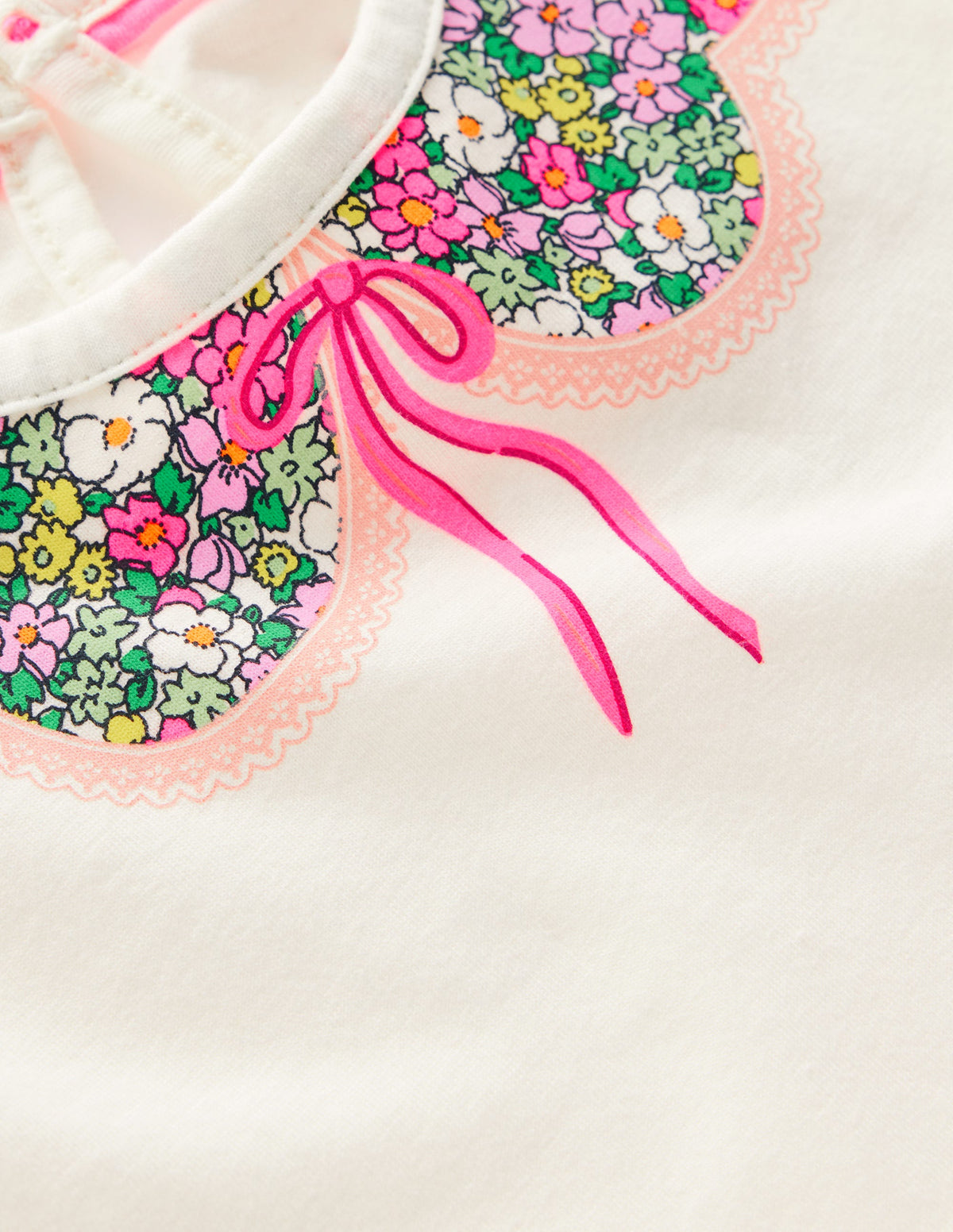 Hübsches T-Shirt mit Rüschen-Kragen mit Muster in Naturweiß-3