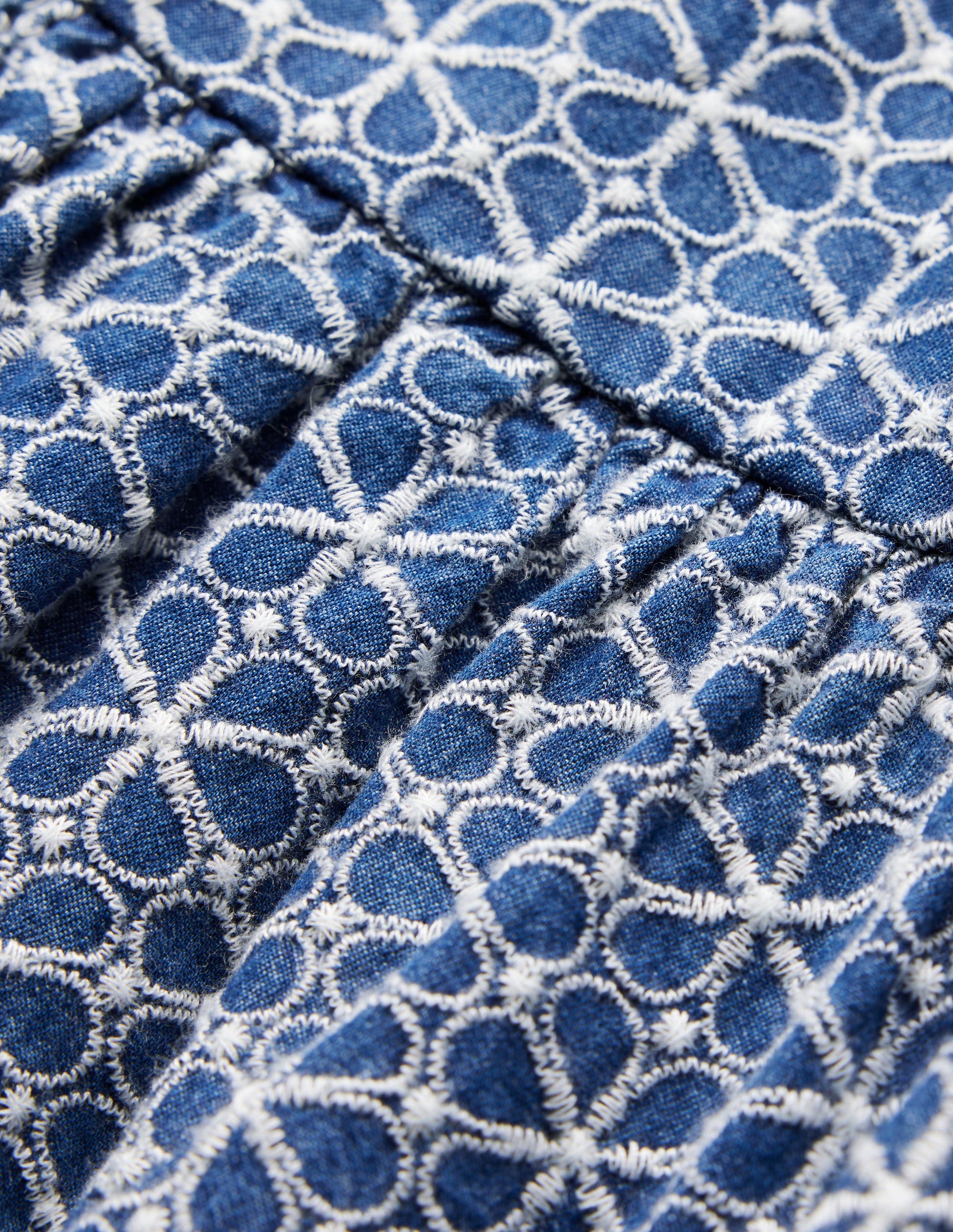Kleid mit gekreuzten Rückenträgern und Puffärmeln-Chambray Lochstickerei-4