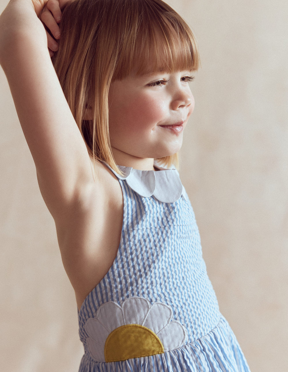 Originelles Kleid mit gekreuzten Rückenträgern-Blau Gänseblümchen-Applikation-2