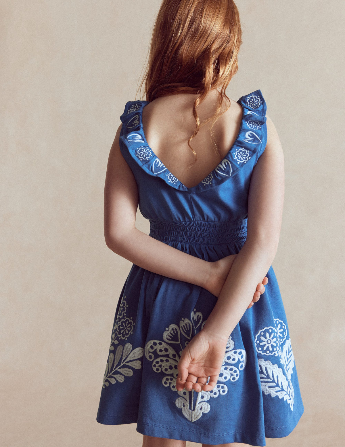 Besticktes Kleid mit V-Ausschnitt am Rücken-Leuchtendes Blau Stickerei-2