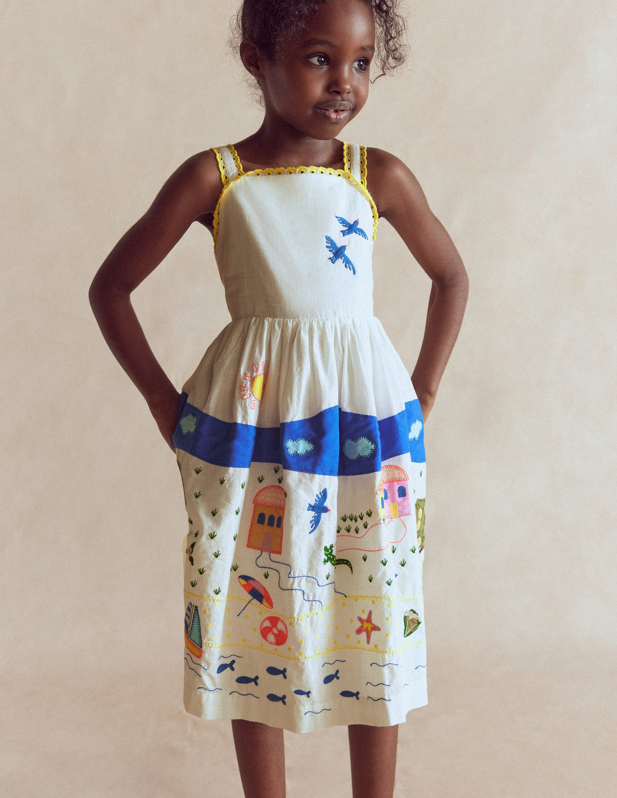 Sommerkleid mit Logo-Sanftes Naturweiß Szene im Freien - Image 1