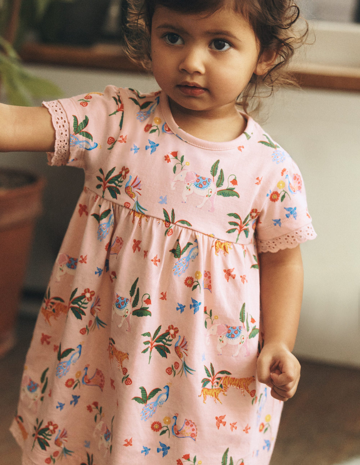 Jerseykleid mit Lochstickerei-Rosa Tropische Tiere - Image 4