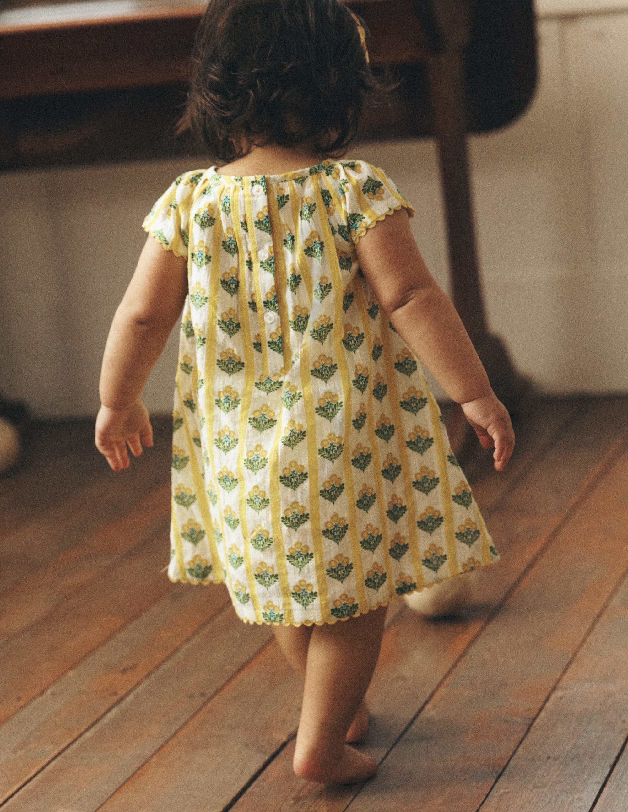 Fließendes, gerafftes Kleid-Gelb Blütenstängel - Image 4