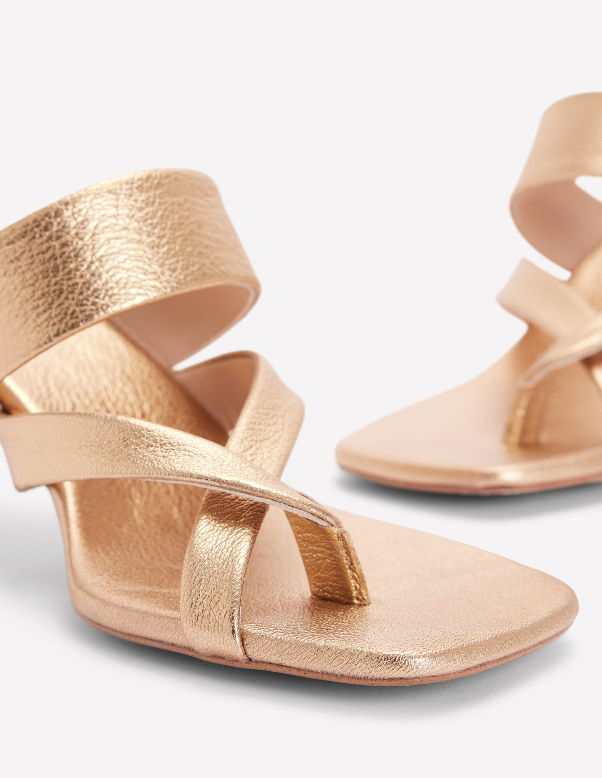 Zehenstegsandalen mit Kitten-Absatz-Gold - Image 4