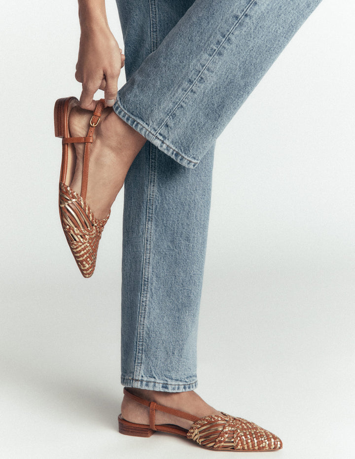 Flache Schuhe mit spitzer Zehenpartie und gewebtem Detail-Hellbraun/Gold