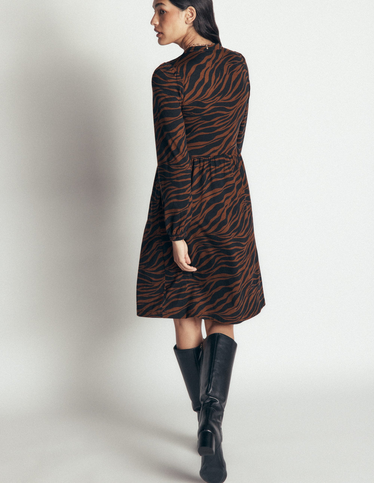 Naomi Lockeres Jerseykleid-Umbra, Zebra Swirl-Motiv - Image 3