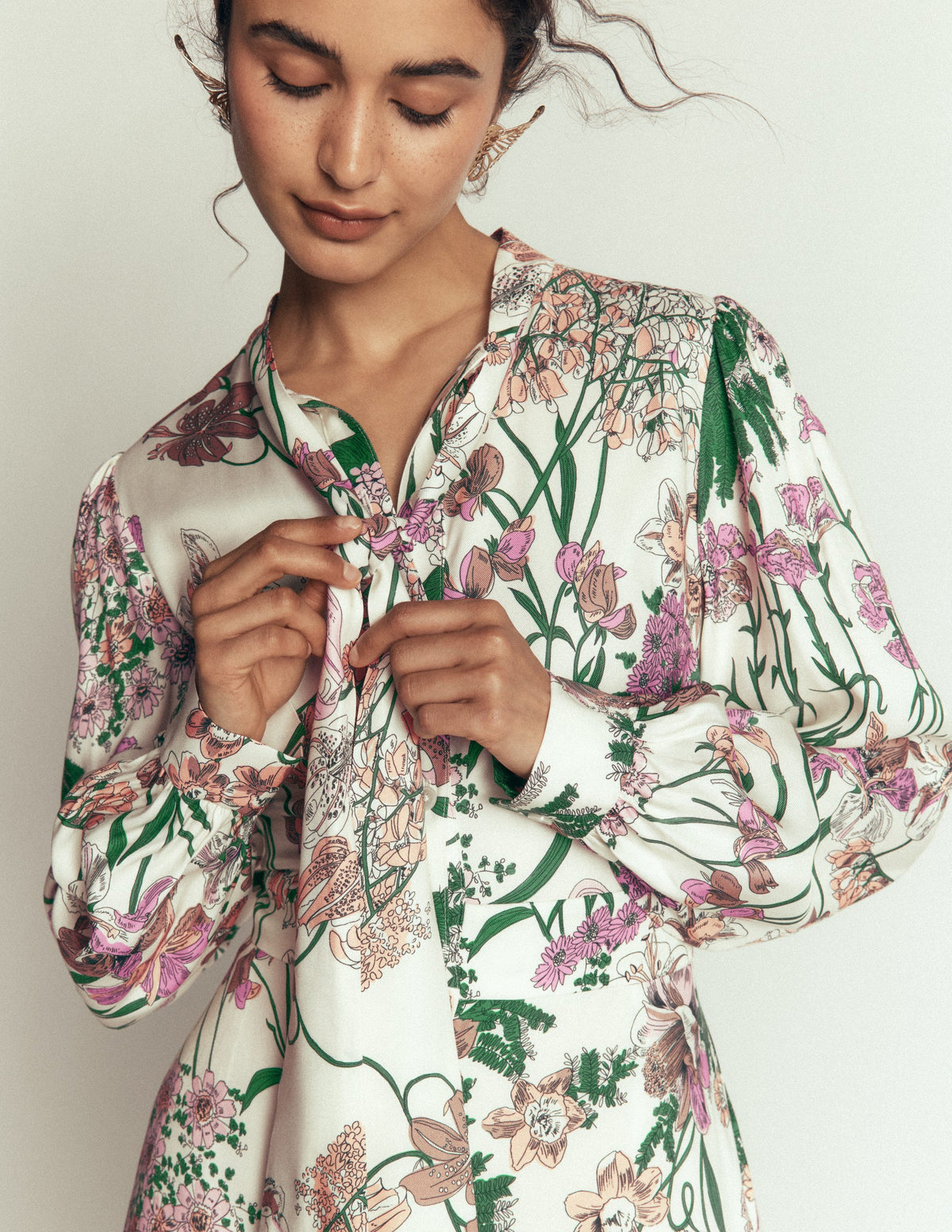 Hemdblusenkleid mit Schleifendetail-Naturweiß, Originelles Blumenmuster - Image 2