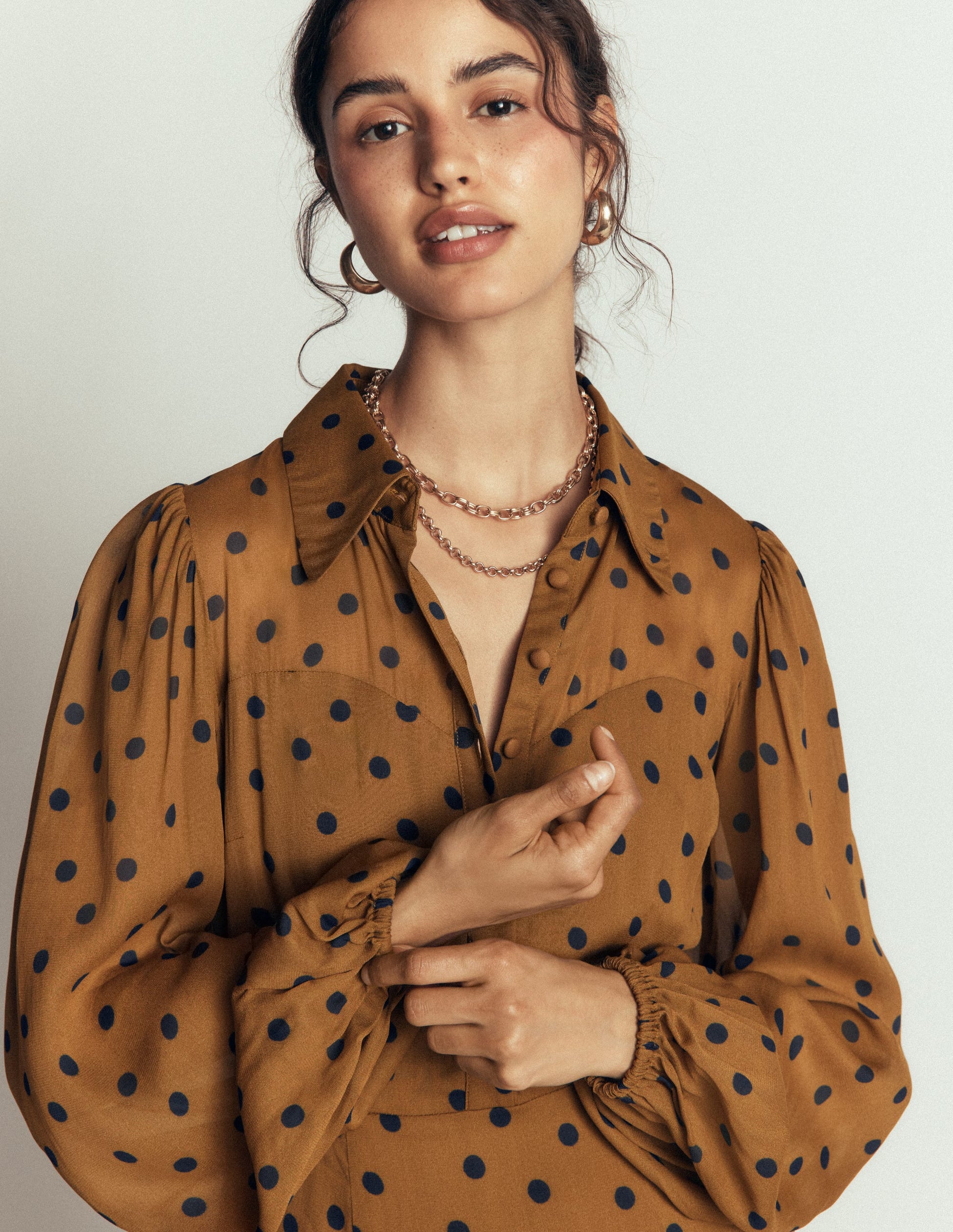 Robe-chemise à empiècement transparent-Caoutchouc et bleu marine, pois peints-2