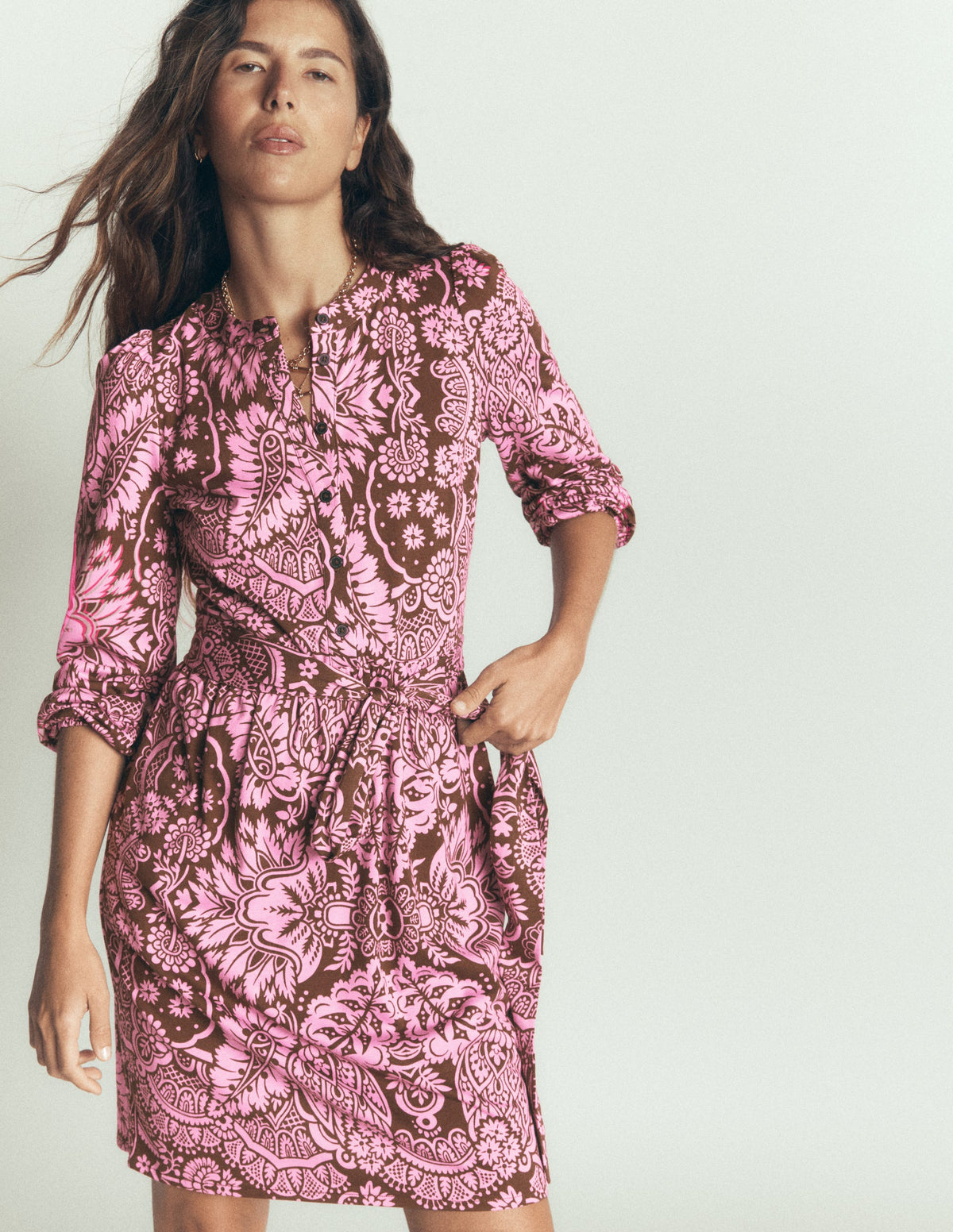 Robe à ceinture Adele en jersey-Terre d’ombre, motif Arabesque Meadows-3