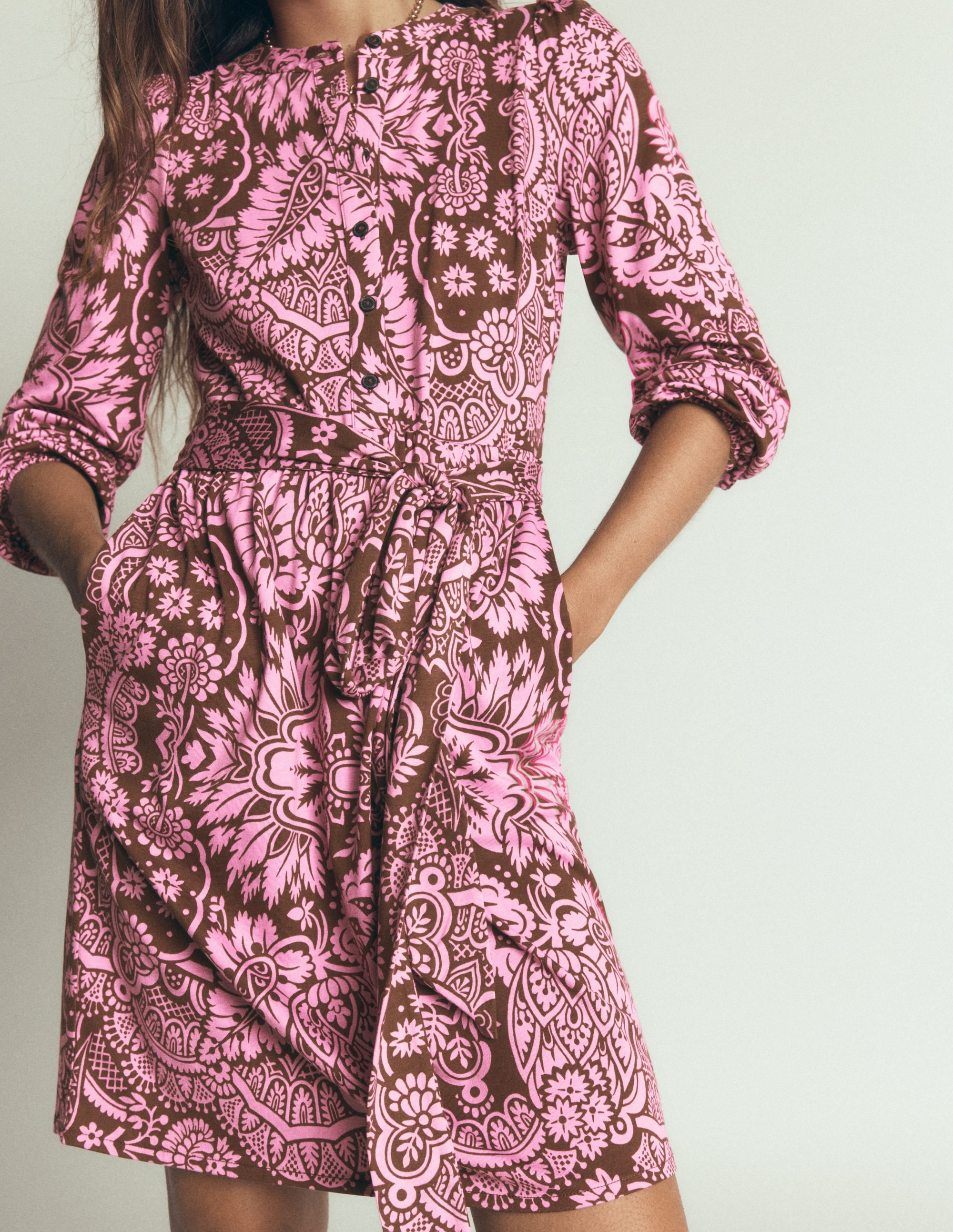 Robe à ceinture Adele en jersey-Terre d’ombre, motif Arabesque Meadows - Image 3