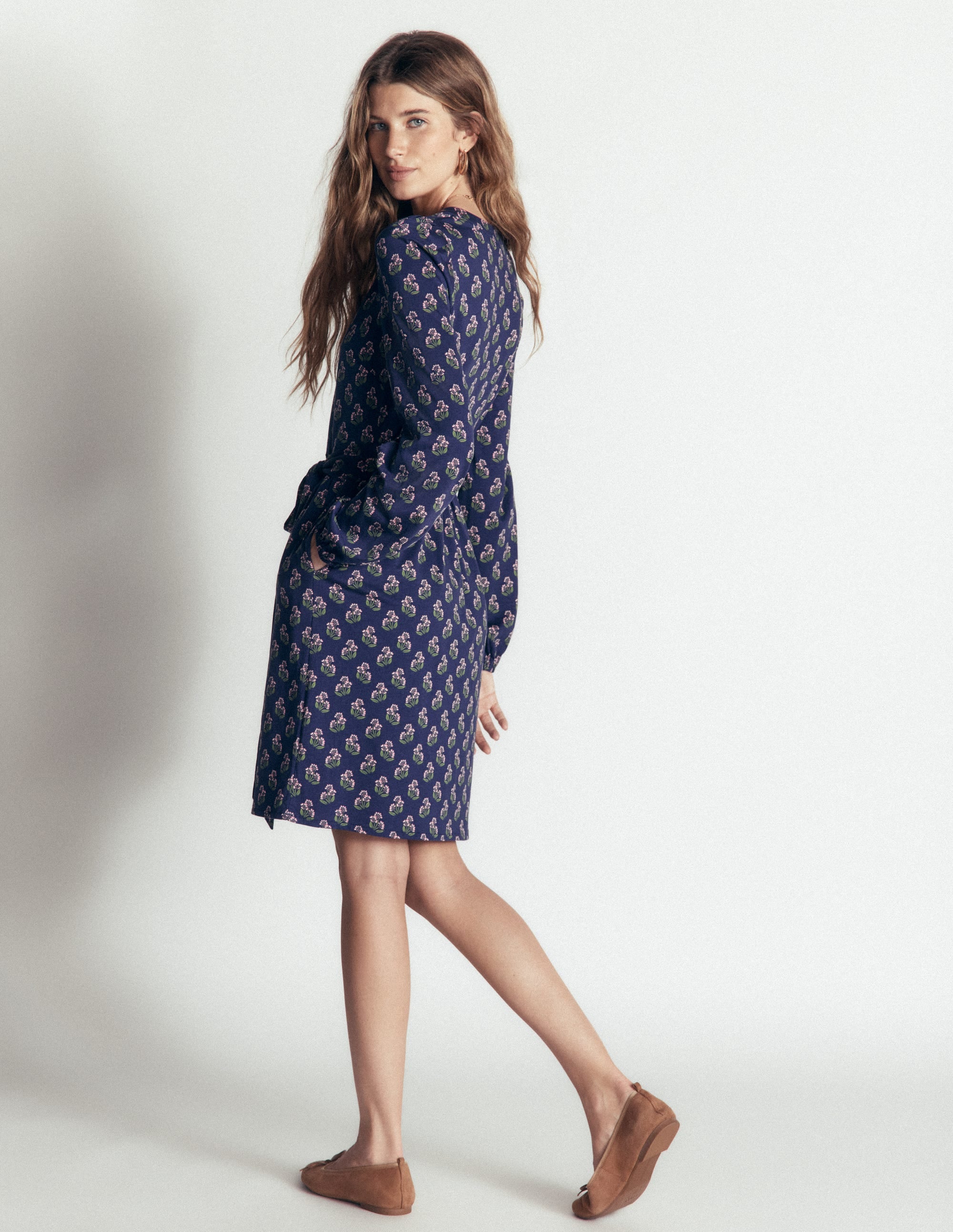 Adele Jerseykleid mit Gürtel-Schuluniform-Marineblau, Kleines Nelkenmuster - Image 3