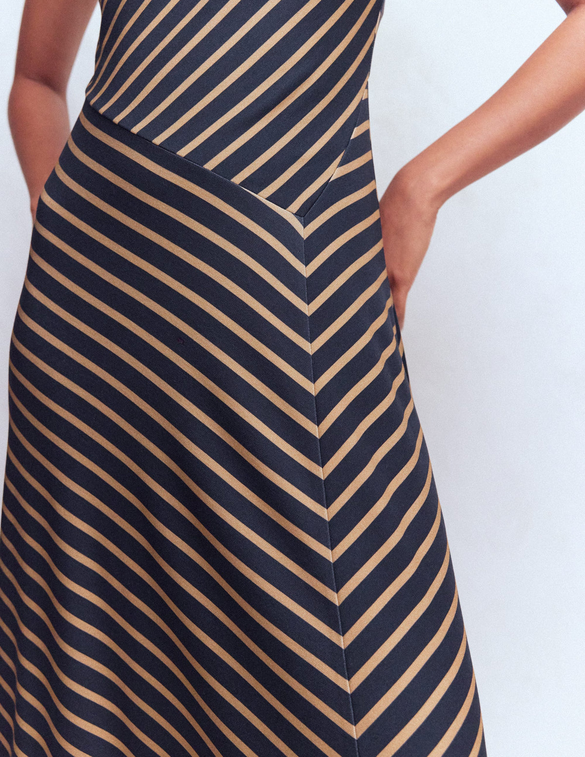 Asymmetrisches Ponte-Midikleid-Marineblau und Camel Streifen - Image 3