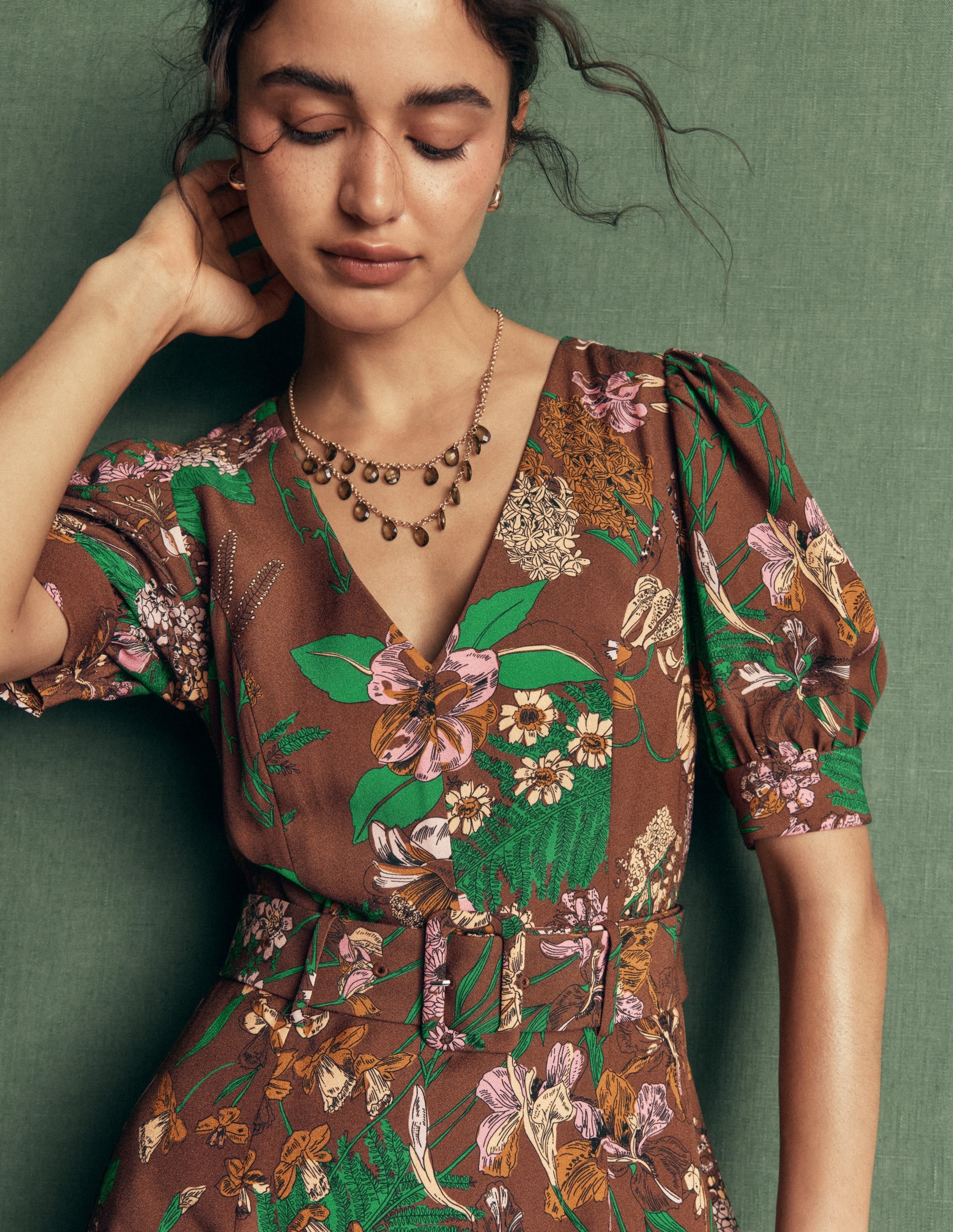 Robe à col V et volants superposés-Bois, motif Whimsical Flora - Image 2