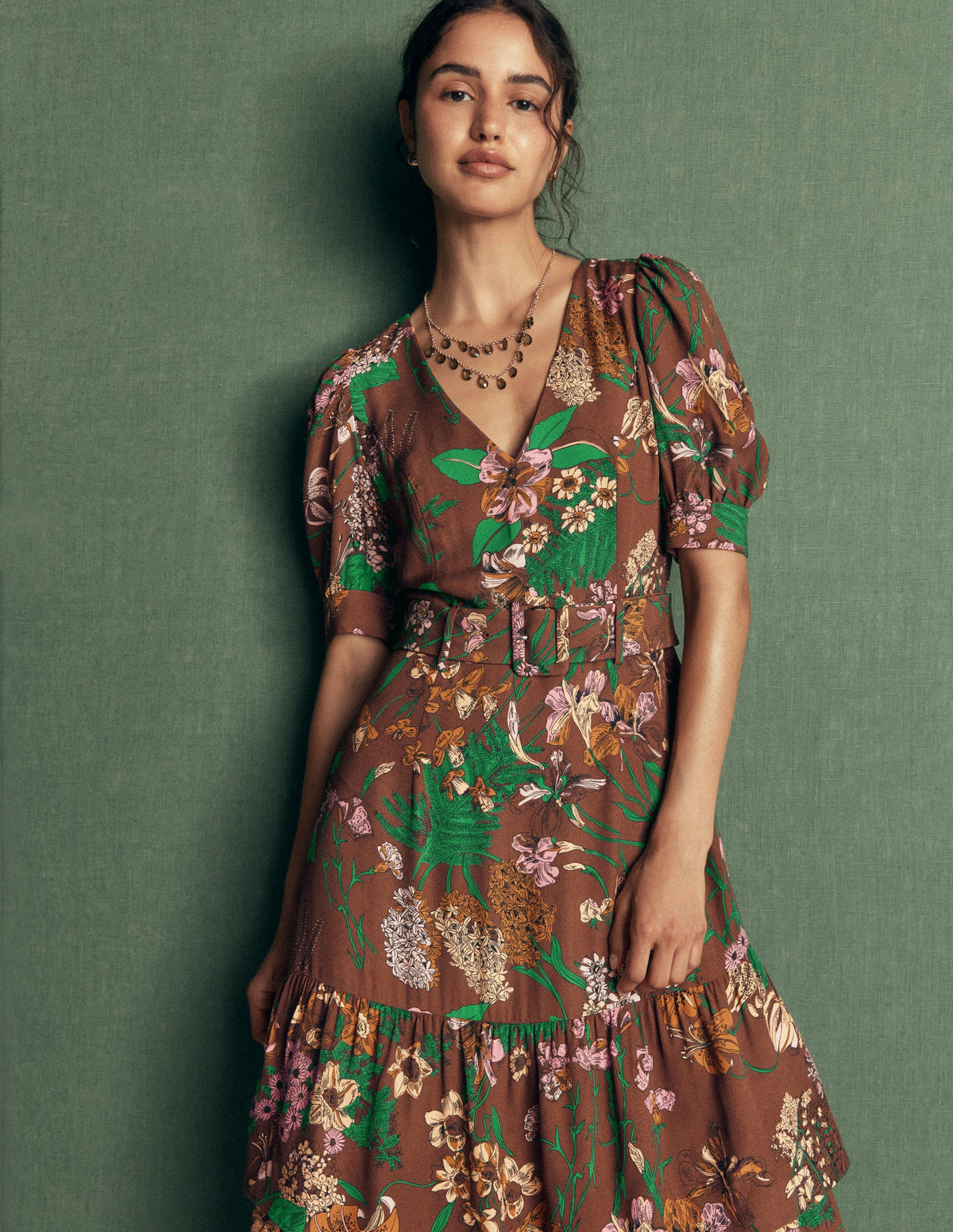 Robe à col V et volants superposés-Bois, motif Whimsical Flora - Image 5