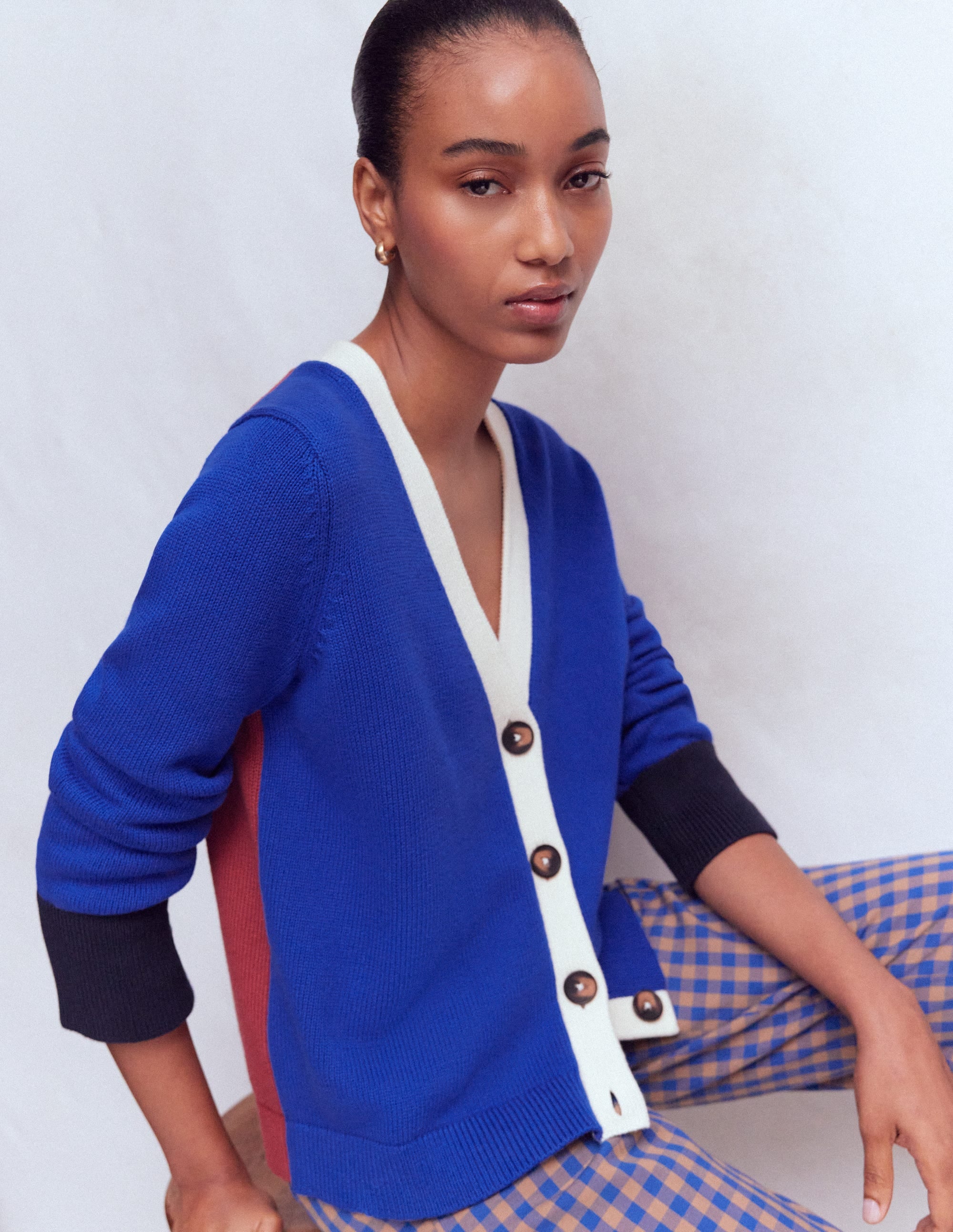 Lucy Lockere Strickjacke aus Baumwolle-Leuchtendes Blau, Color Blocking - Image 1