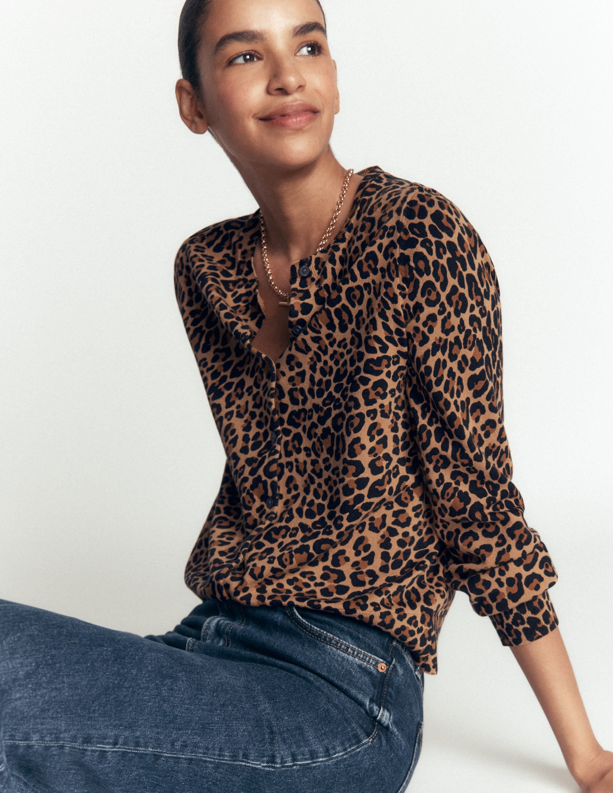 Camilla Baumwollstrickjacke mit Rundhalsausschnitt-Kamelbraun, Tierfellmuster - Image 1