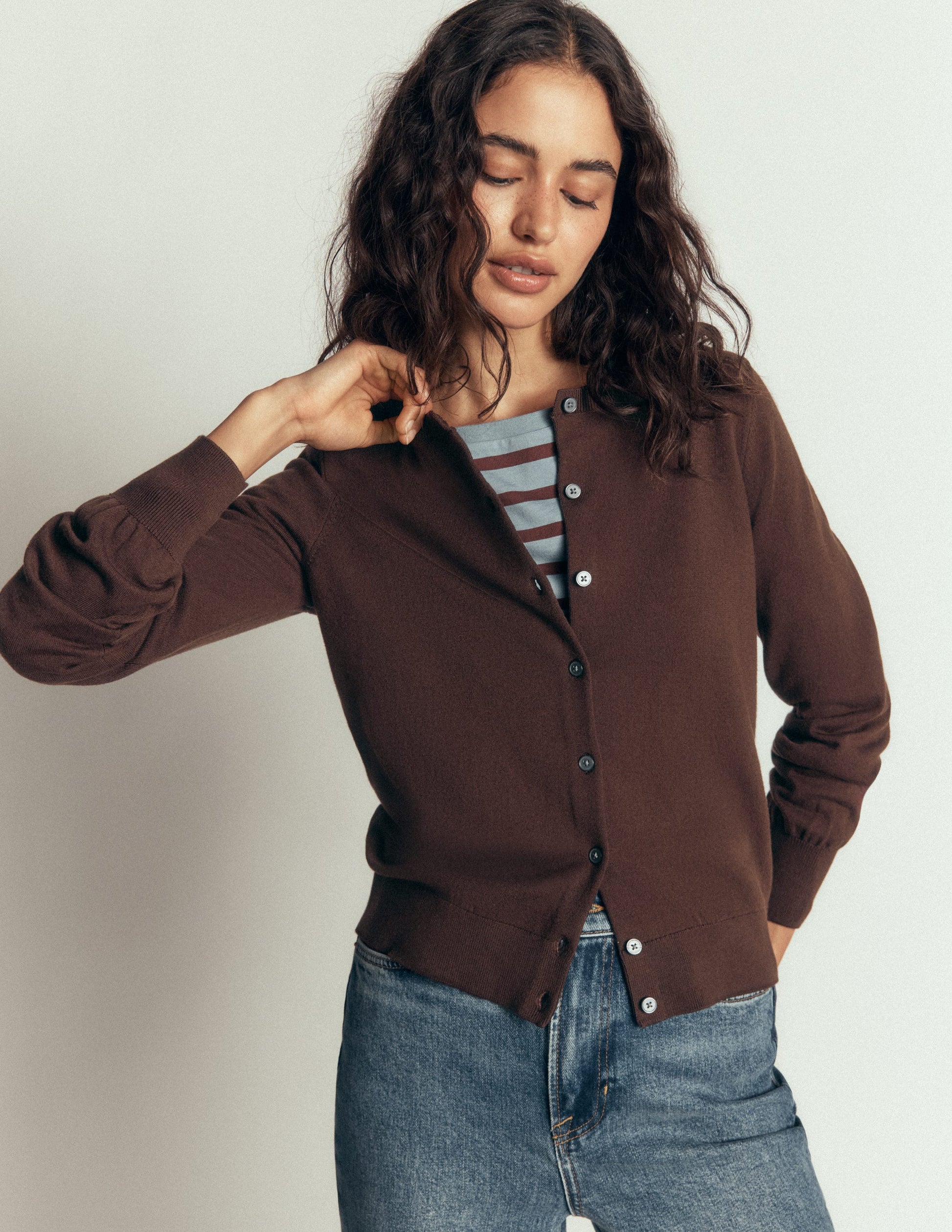 Camilla Baumwollstrickjacke mit Rundhalsausschnitt-Bitterschokolade-5