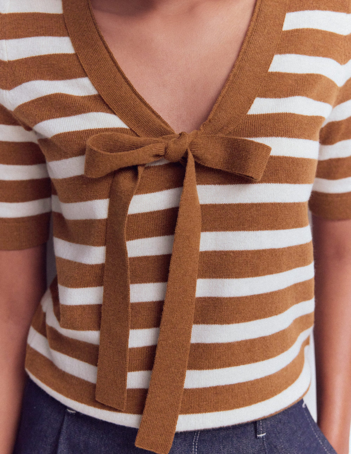 Strick-T-Shirt mit Schleife am Ausschnitt-Lebkuchen, Naturweiß Streifen-3