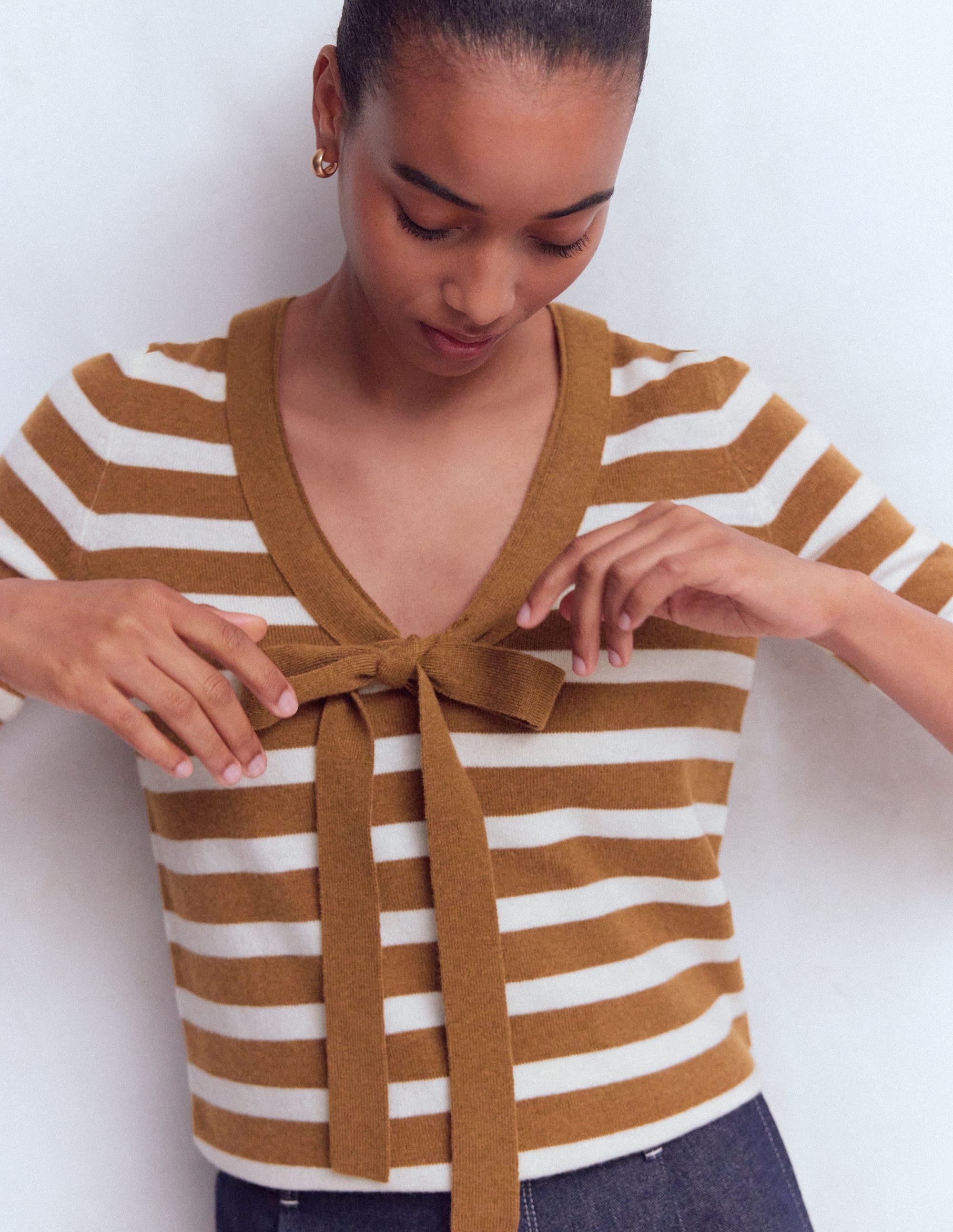 Strick-T-Shirt mit Schleife am Ausschnitt-Lebkuchen, Naturweiß Streifen - Image 5