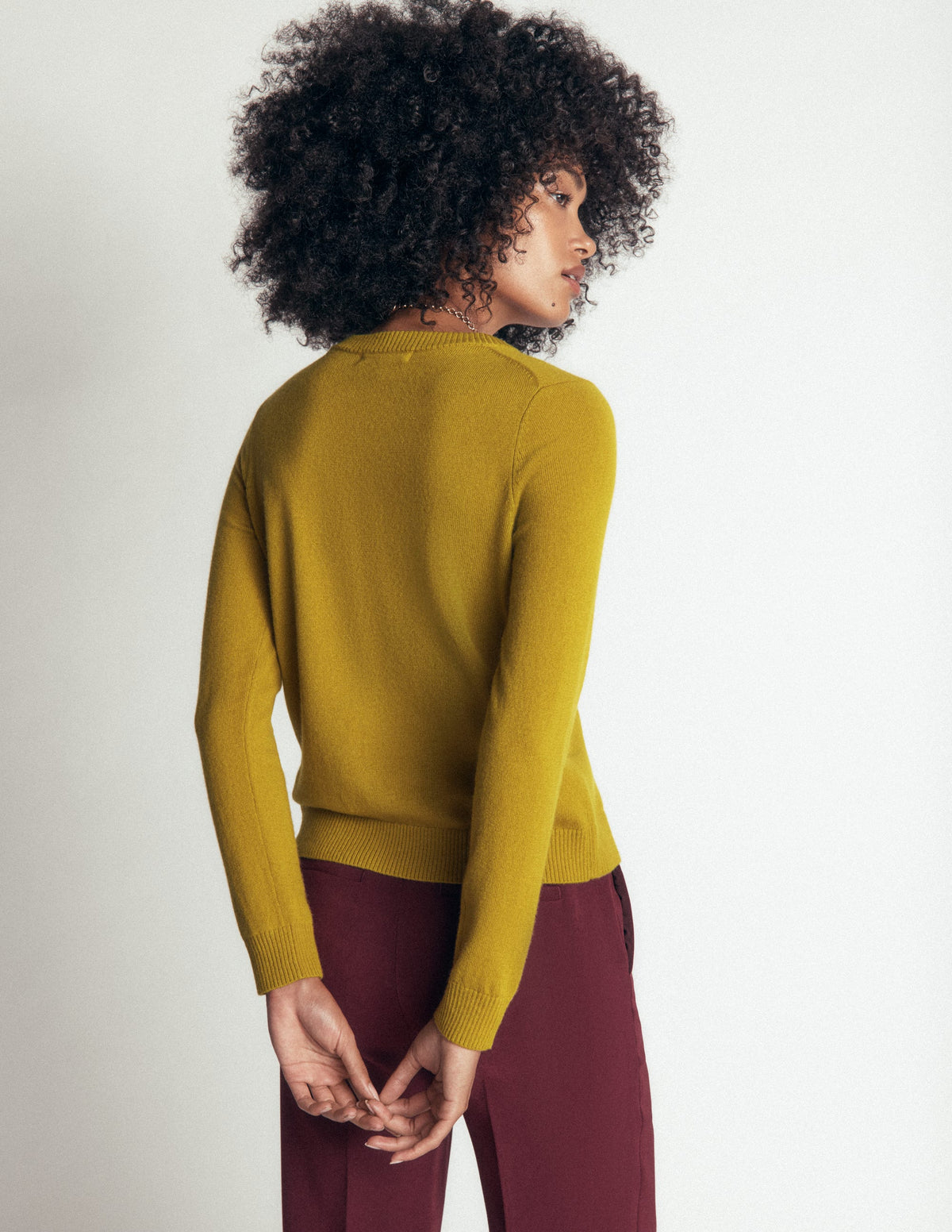 Pull col rond Elsie en cachemire-Jaune épicé-3